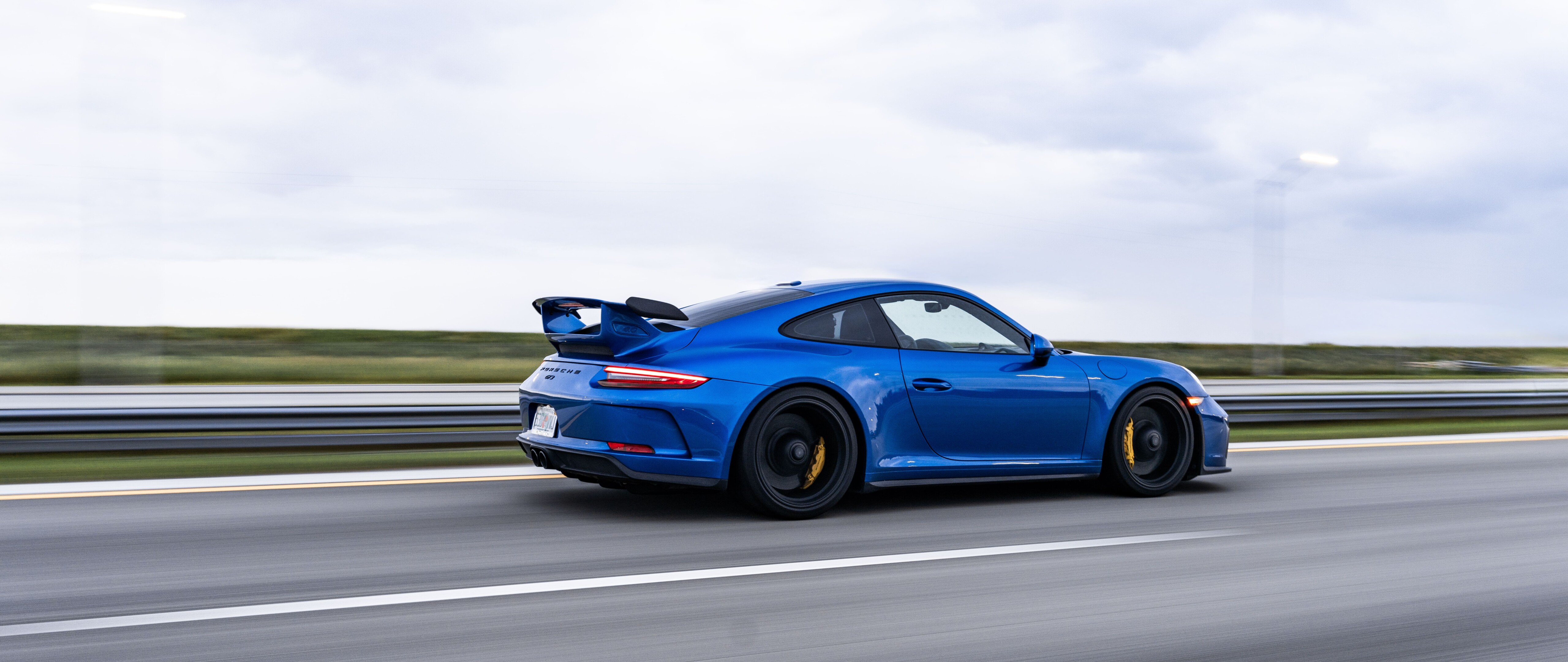Un’auto sportiva Porsche GT3 RS ad alte prestazioni, dotata di elementi aerodinamici specifici per le competizioni.