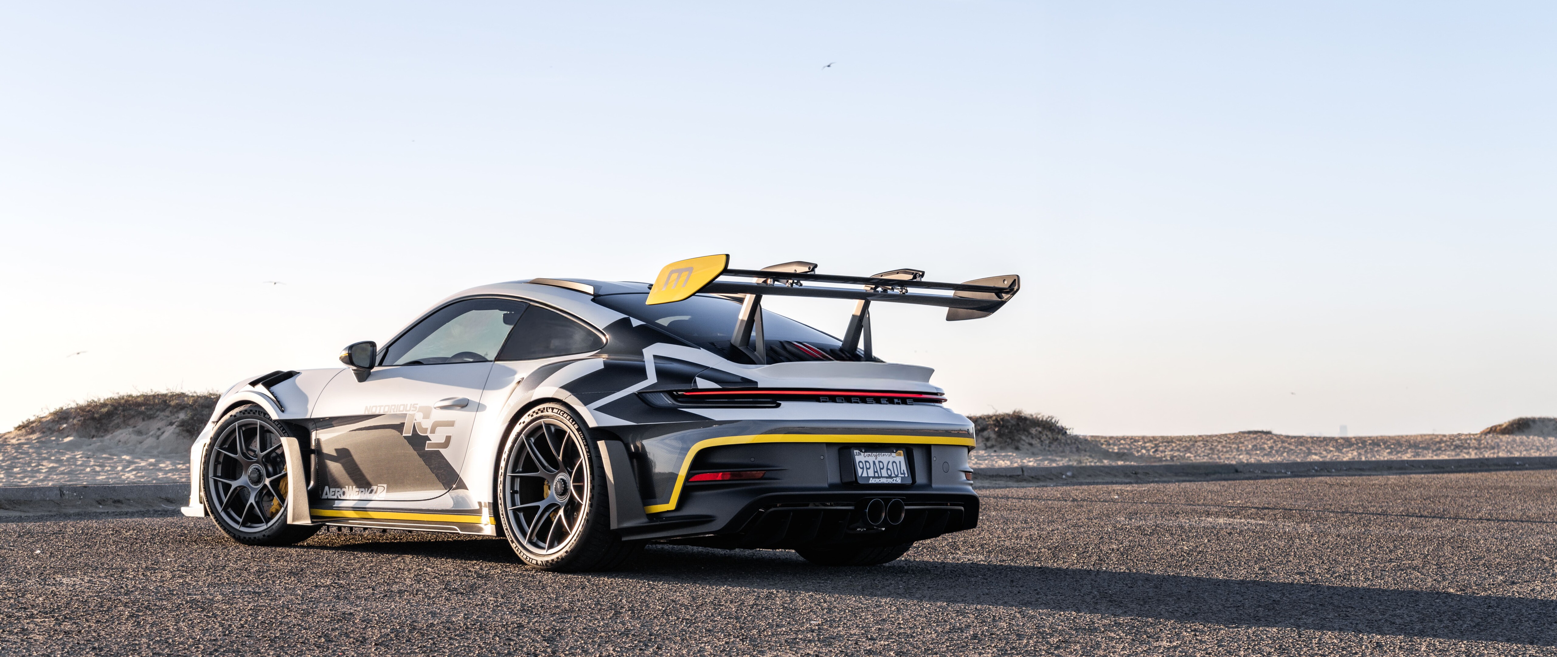 Un’elegante e potente auto sportiva Porsche GT3 RS, dotata di elementi aerodinamici ad alte prestazioni.