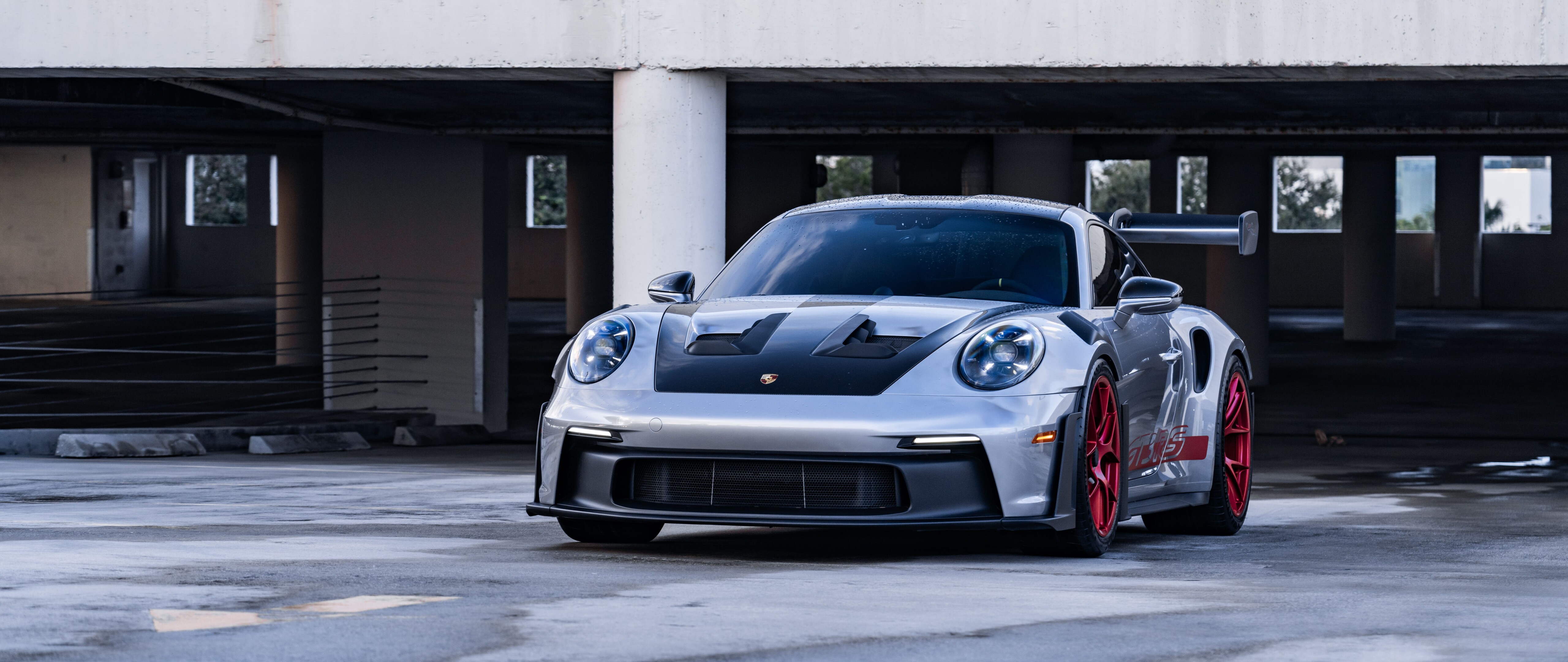 Una Porsche GT3 RS elegante e potente, che mette in risalto le sue linee aerodinamiche e il suo design iconico.