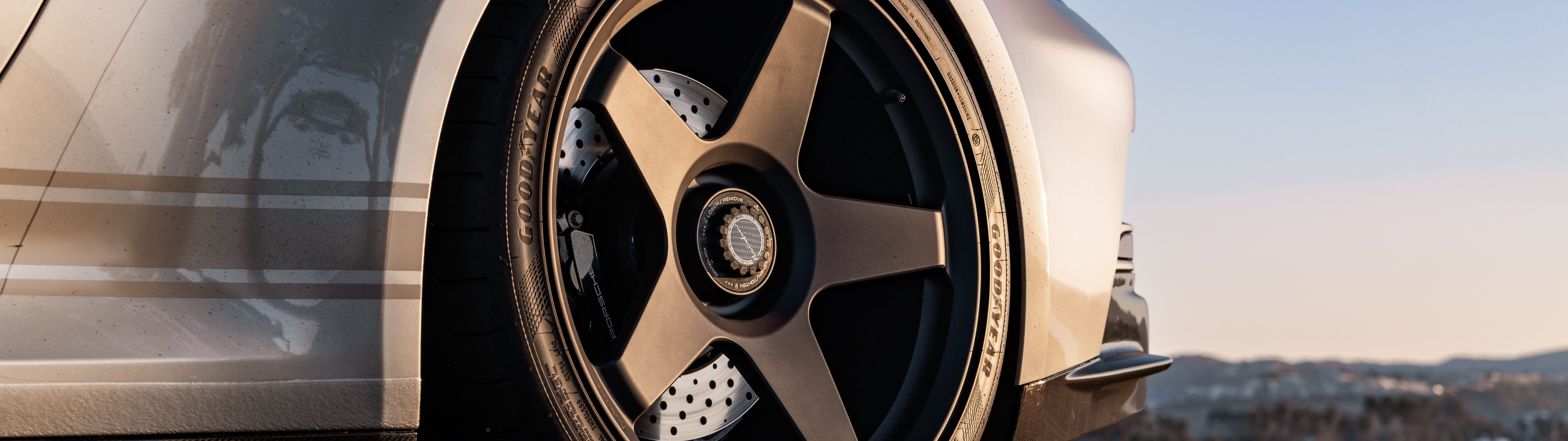 Una Porsche GT3 RS, un’auto sportiva ad alte prestazioni caratterizzata da un design aerodinamico aggressivo.