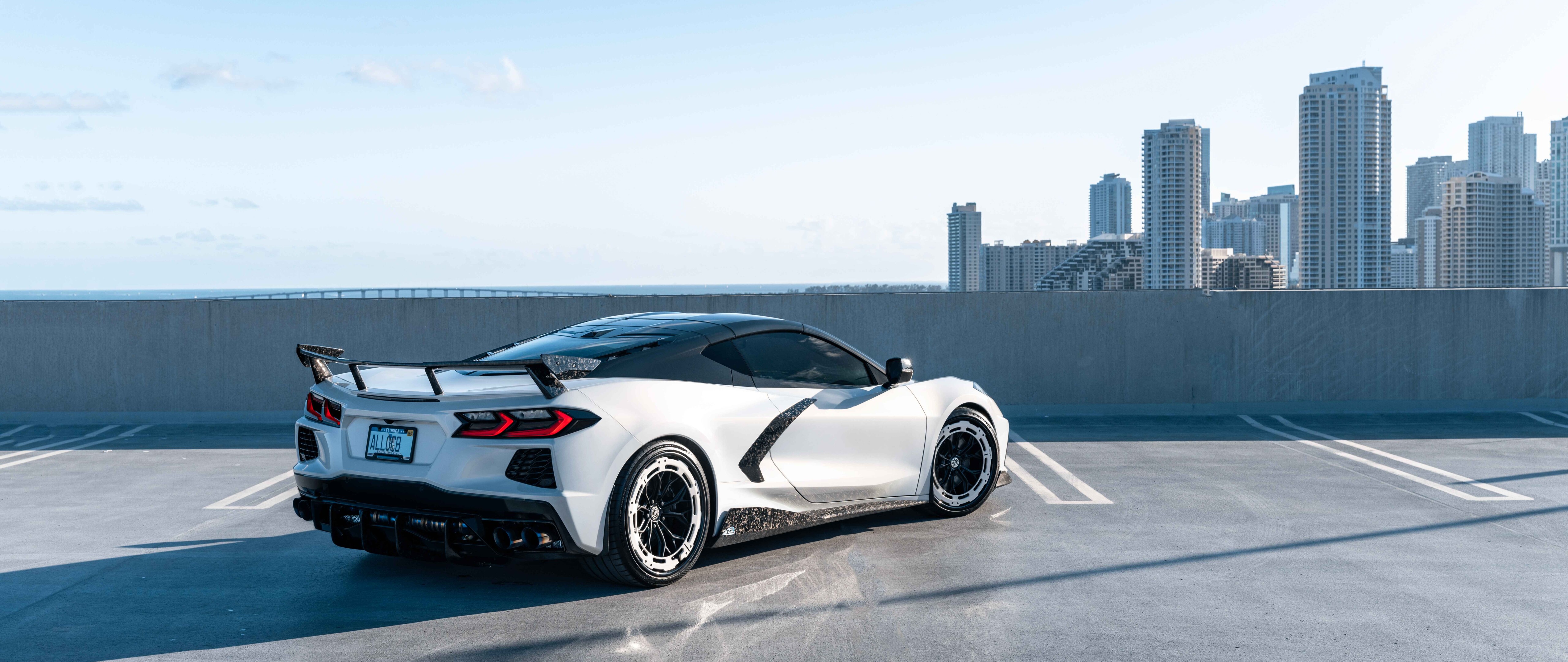 Una vista dettagliata di una Chevrolet Corvette C8, un’auto sportiva che mette in risalto la sua carrozzeria aerodinamica e il design moderno.