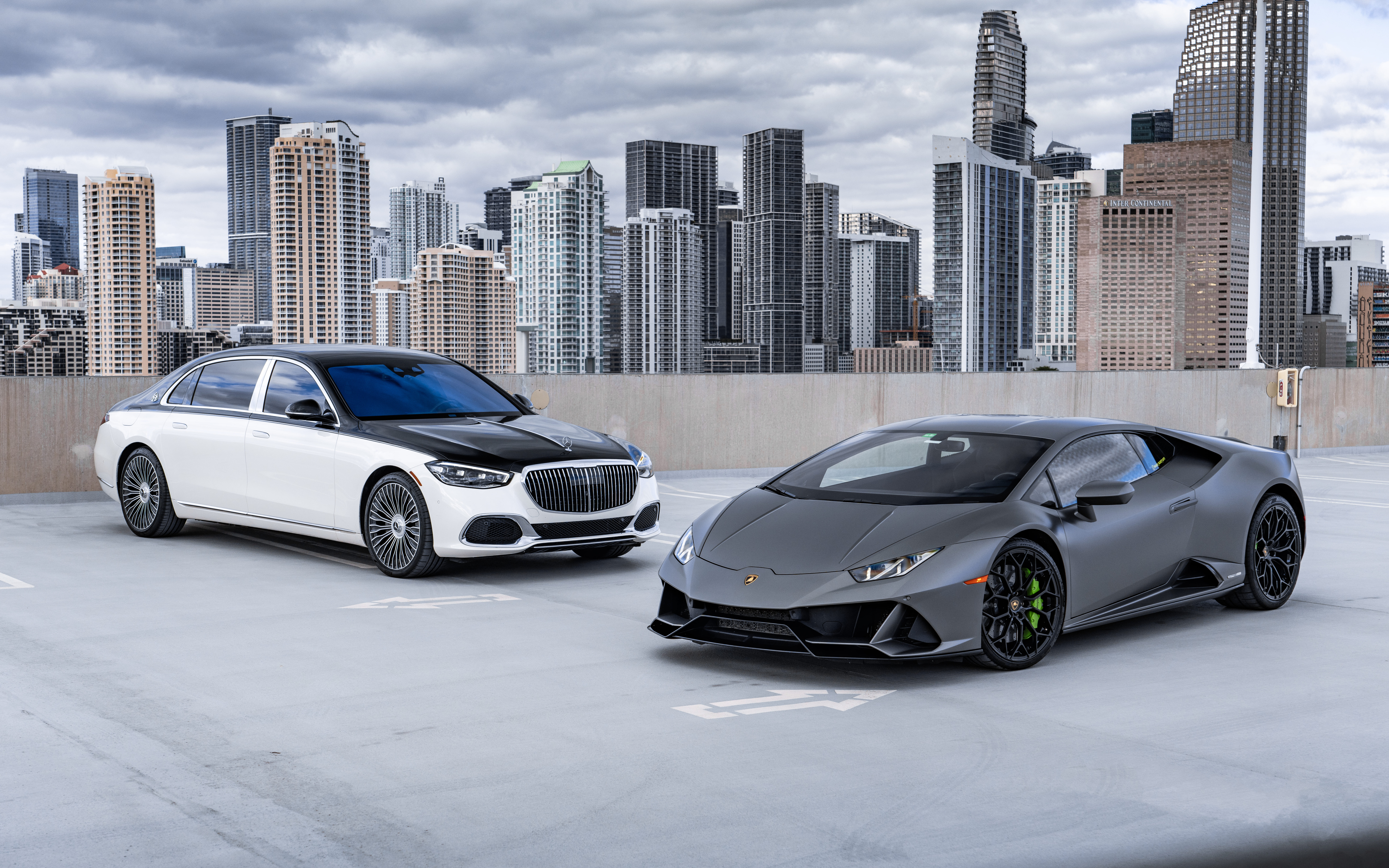 Una vista dettagliata di una lussuosa supercar Lamborghini Huracan, che ne mette in risalto la carrozzeria aerodinamica e il design elegante.