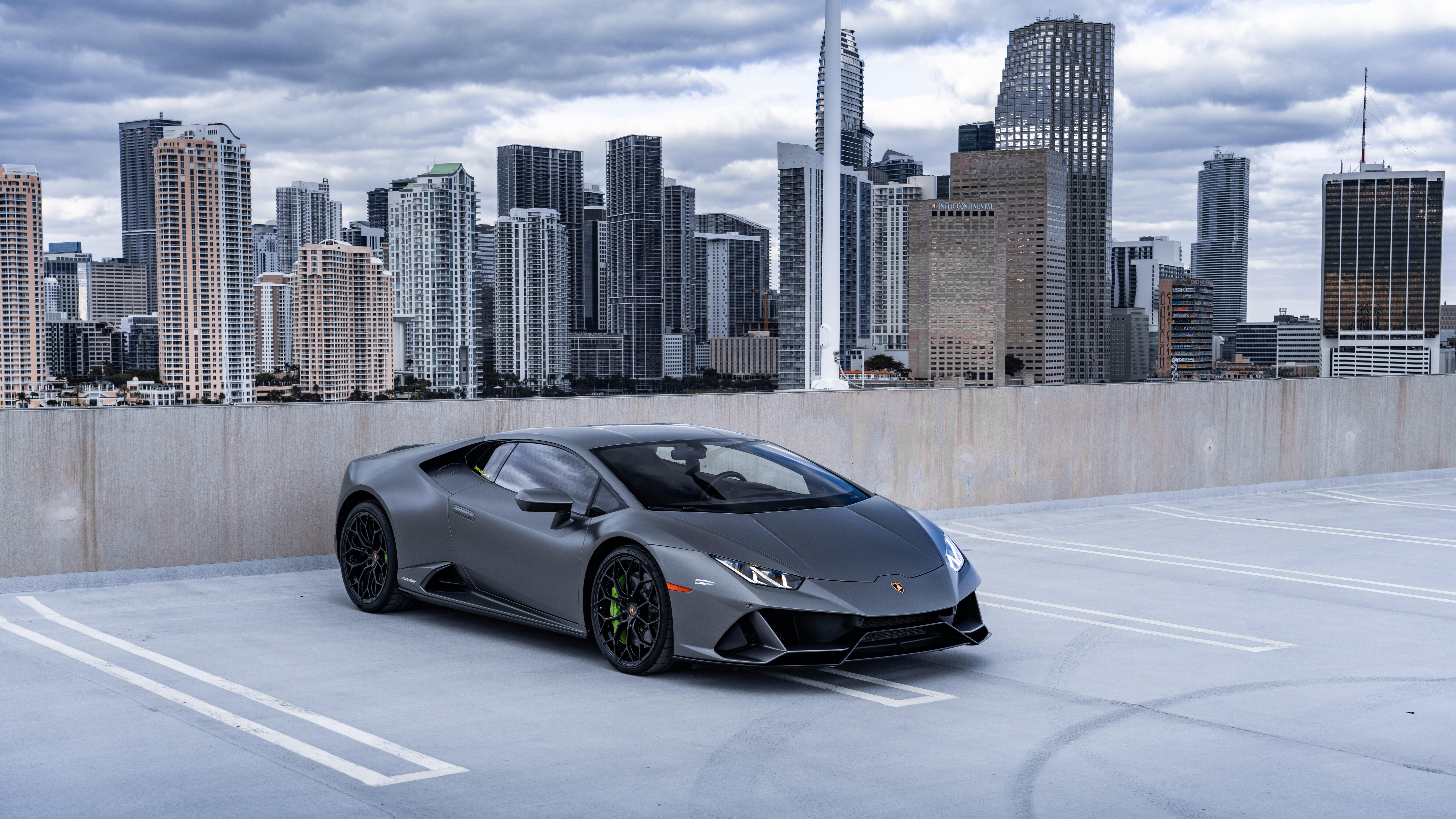Un primo piano di una moderna supercar Lamborghini Huracán, ripresa in un contesto suggestivo.