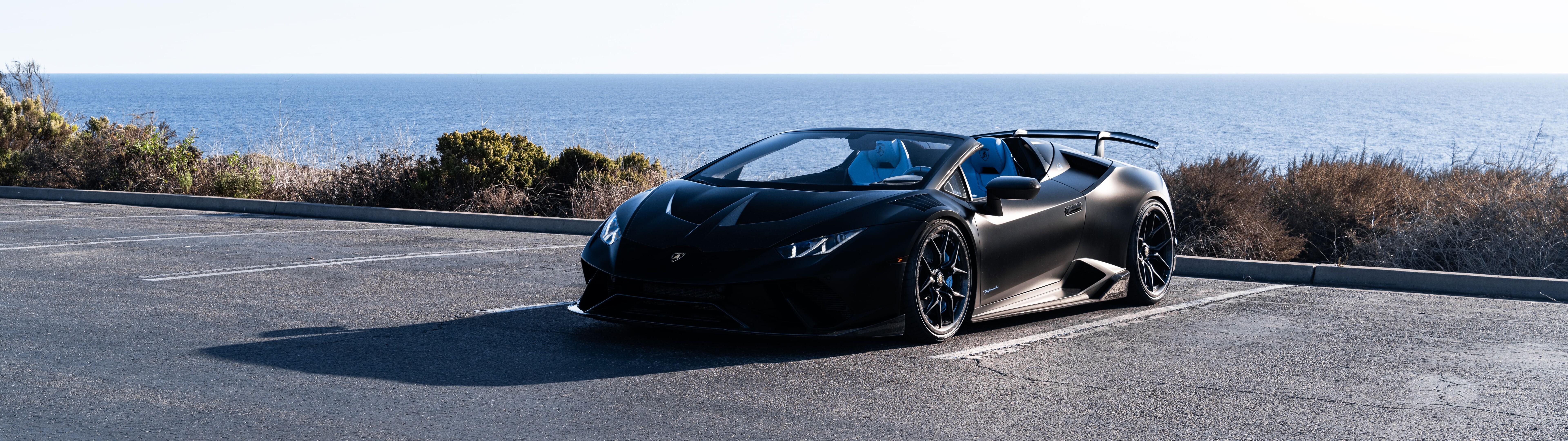 Una Lamborghini Huracán, supercar ad alte prestazioni, immortalata in una posa dinamica.