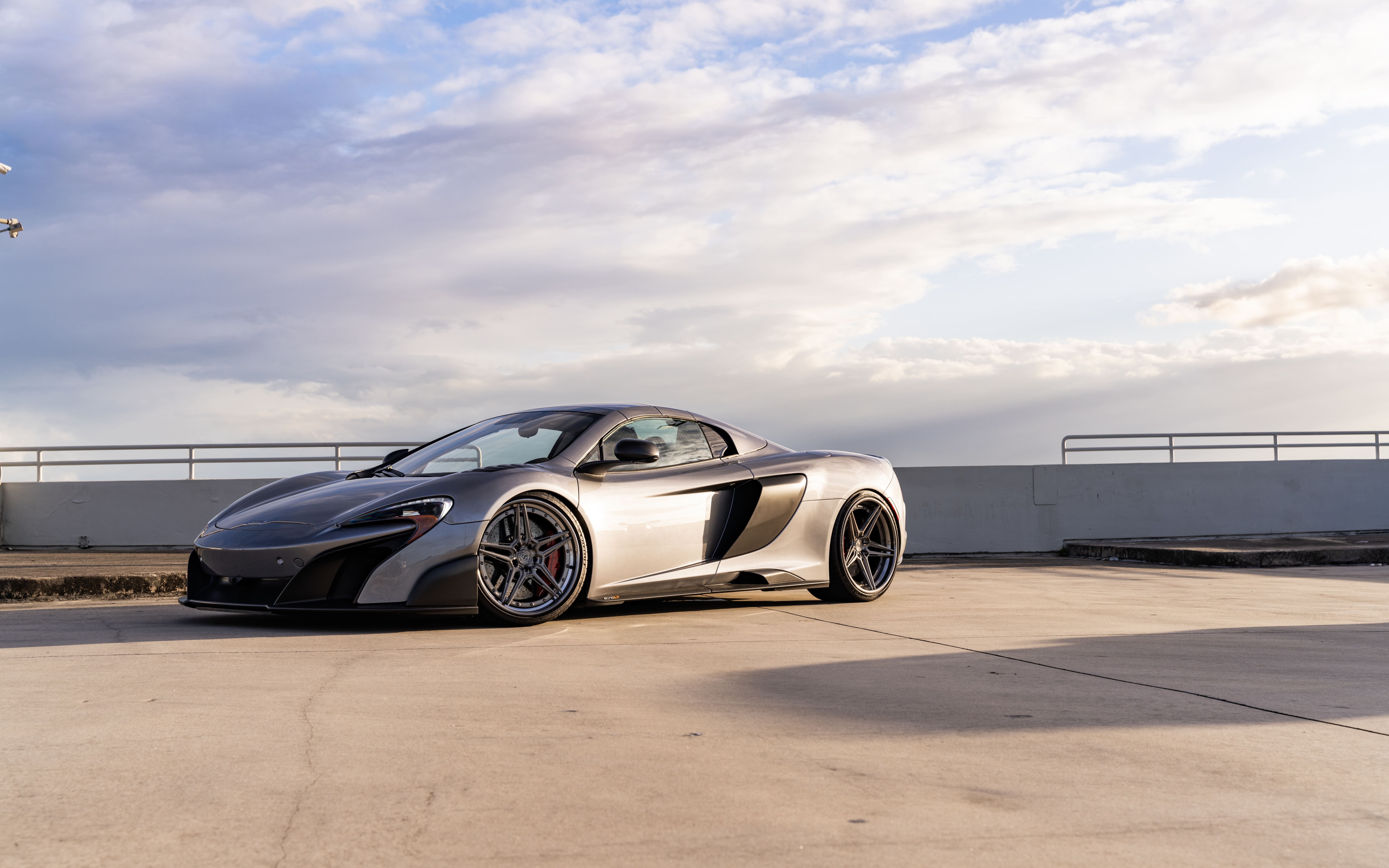 Una supercar McLaren dalle prestazioni elevate, caratterizzata da linee aerodinamiche eleganti e una finitura metallica lucida.