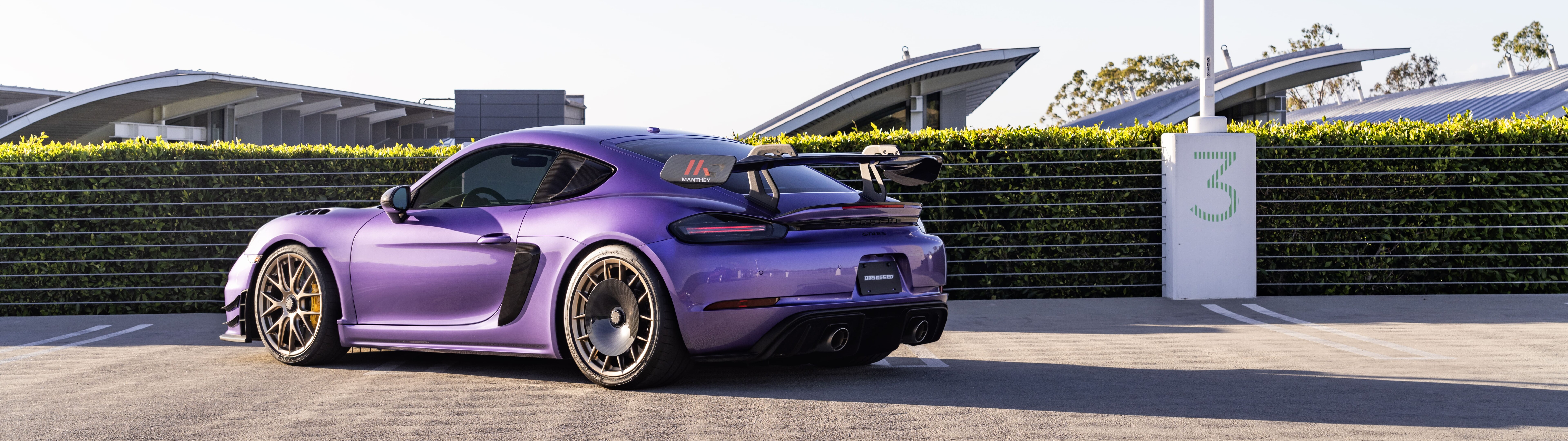 Una Porsche GT3 RS, un’auto sportiva ad alte prestazioni caratterizzata da un design aerodinamico aggressivo.