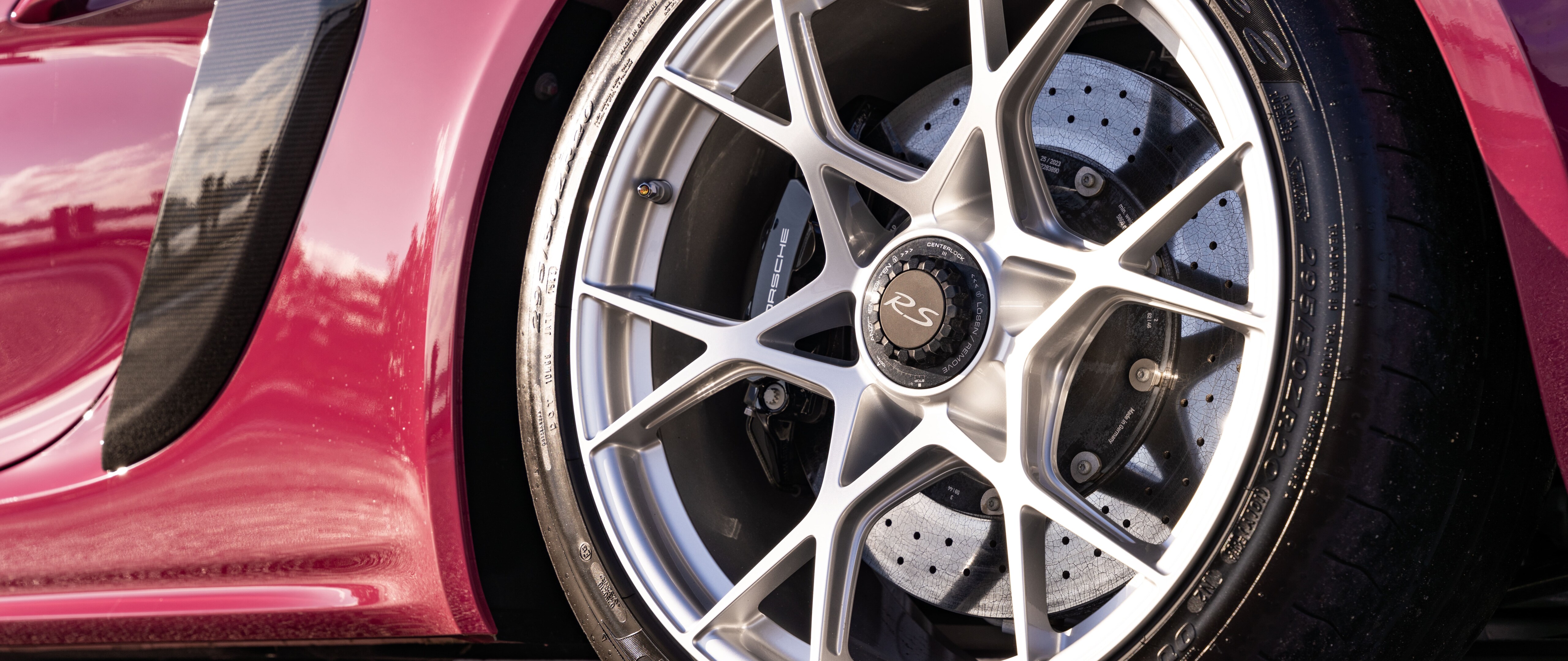 Una Porsche sportiva, elegante e dalle prestazioni elevate, immortalata in una luce suggestiva.