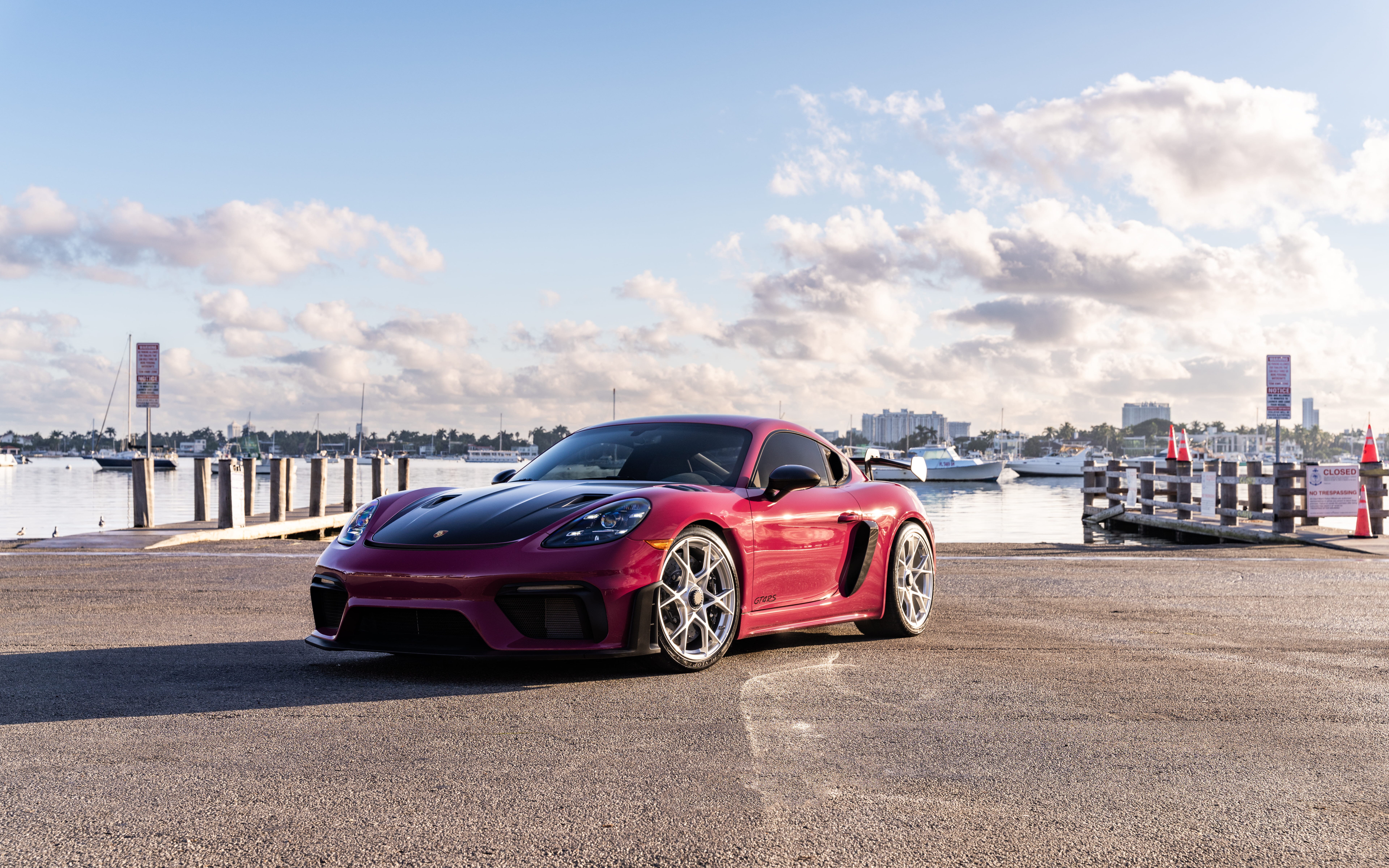 Un primo piano di una potente auto sportiva Porsche, che mette in risalto il suo design lussuoso e la carrozzeria impeccabile.