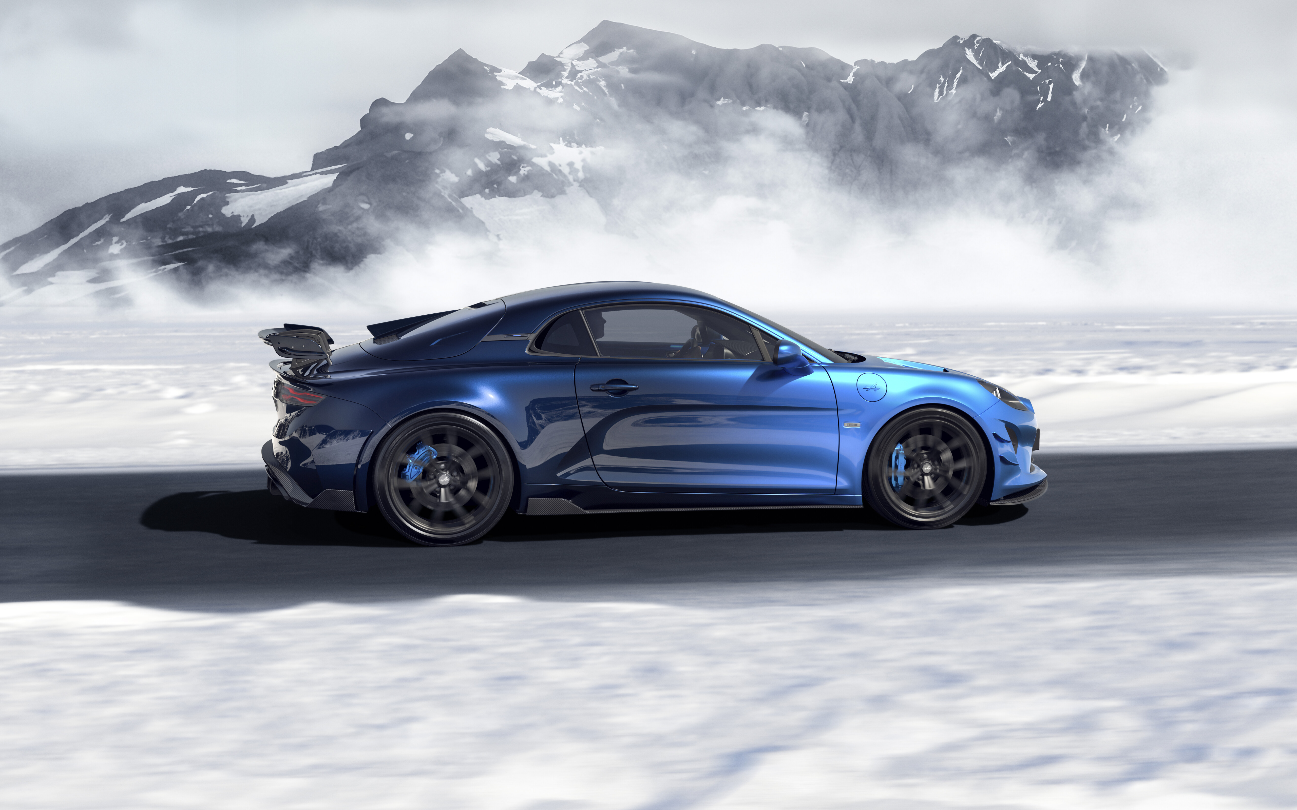 Una panoramica dettagliata della vettura sportiva Alpine A110 R Ultime, che ne mette in risalto la carrozzeria aerodinamica e le finiture di pregio.