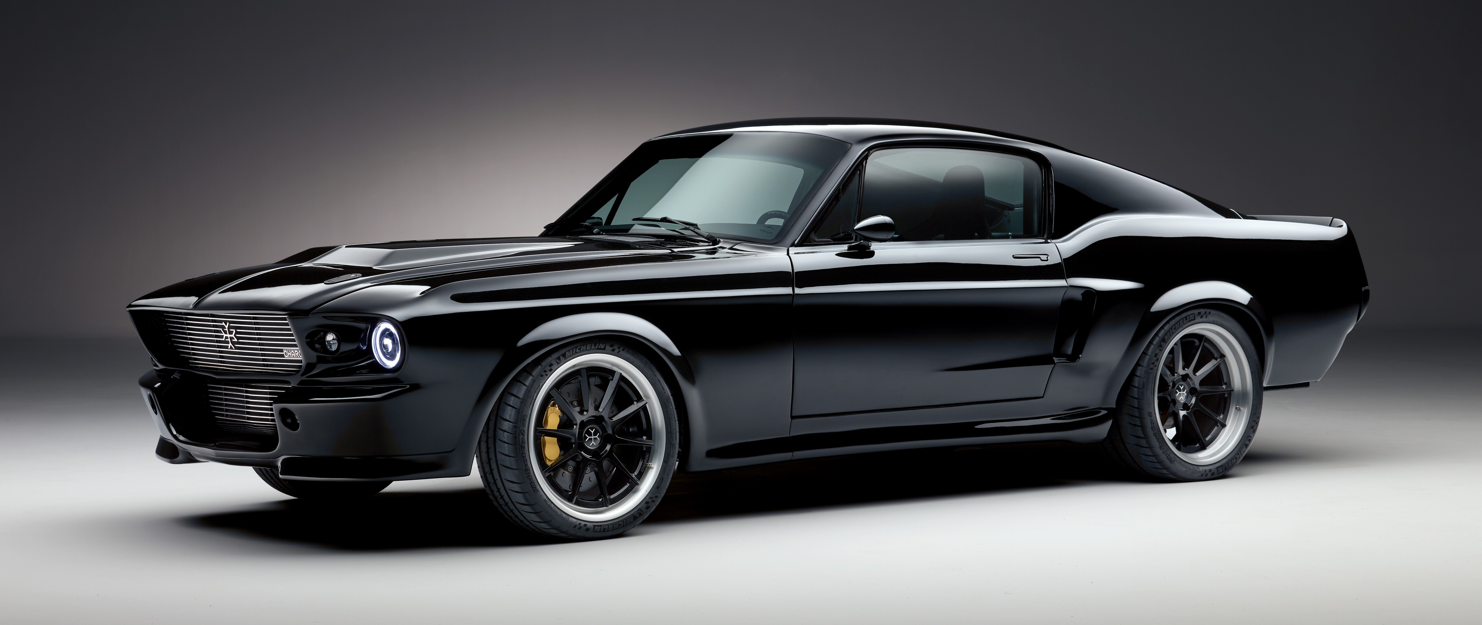 Una moderna Ford Mustang elettrica nera, una potente auto sportiva dal design elegante e aggressivo.