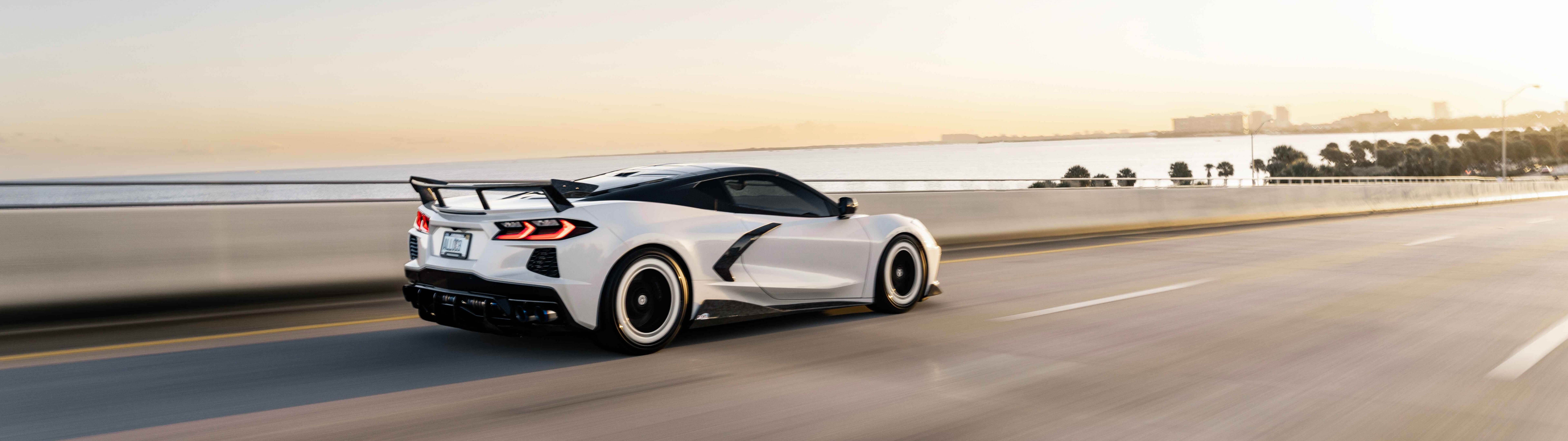 Una sportiva Chevrolet Corvette C8 ad alte prestazioni, caratterizzata da linee eleganti e aerodinamiche e da un design moderno.