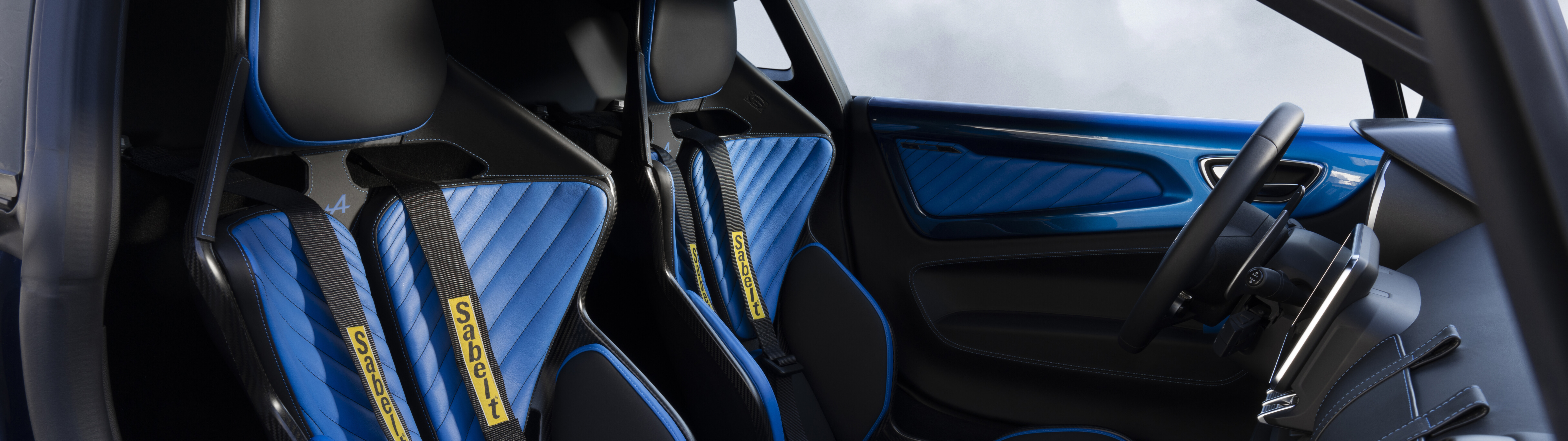 Vista dettagliata dell’abitacolo interno di un’Alpine A110 R Ultime, un’auto sportiva.