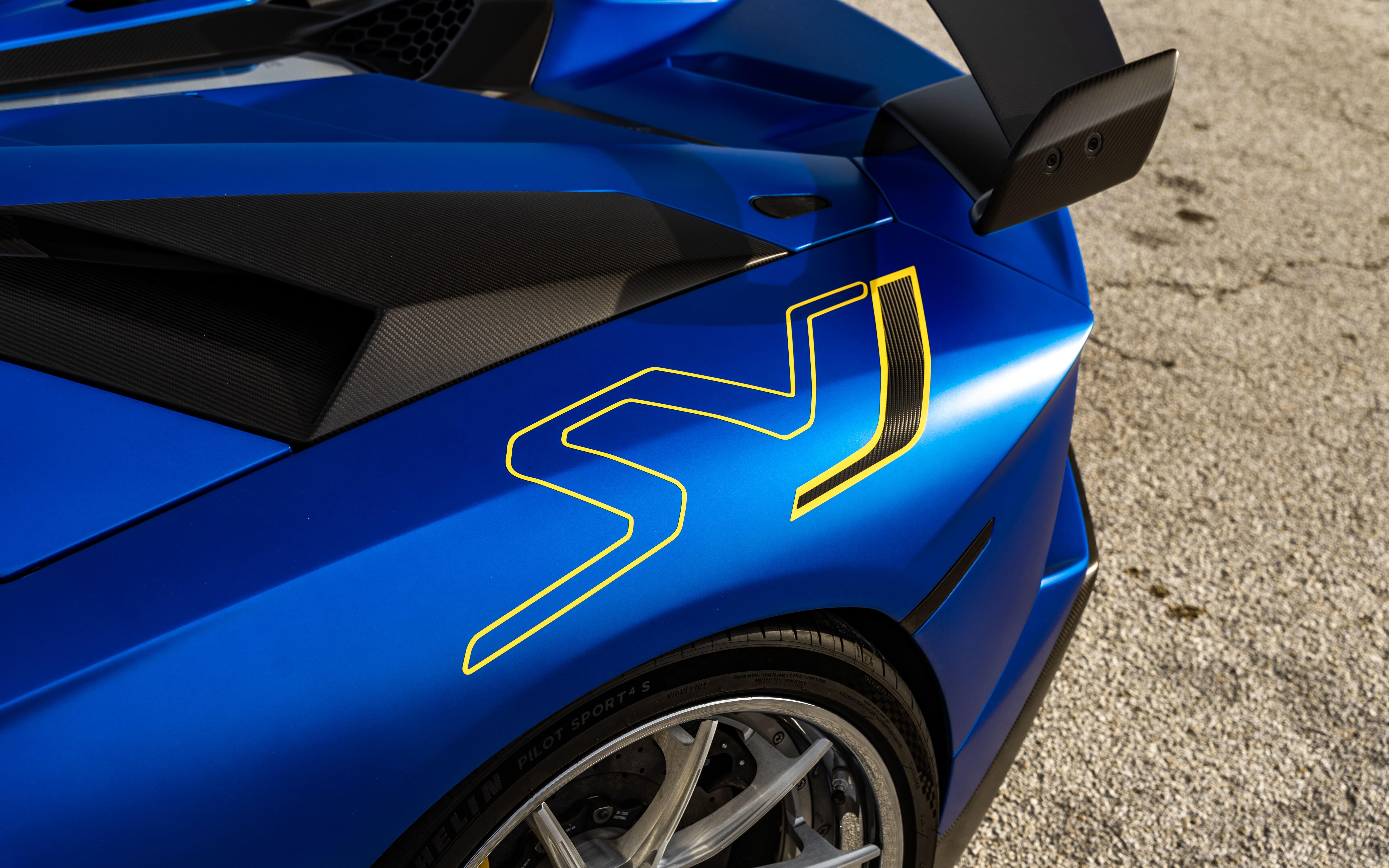 Una Lamborghini Aventador SVJ elegante e potente, caratterizzata dalla sua inconfondibile carrozzeria aerodinamica e dal design aggressivo della parte anteriore.