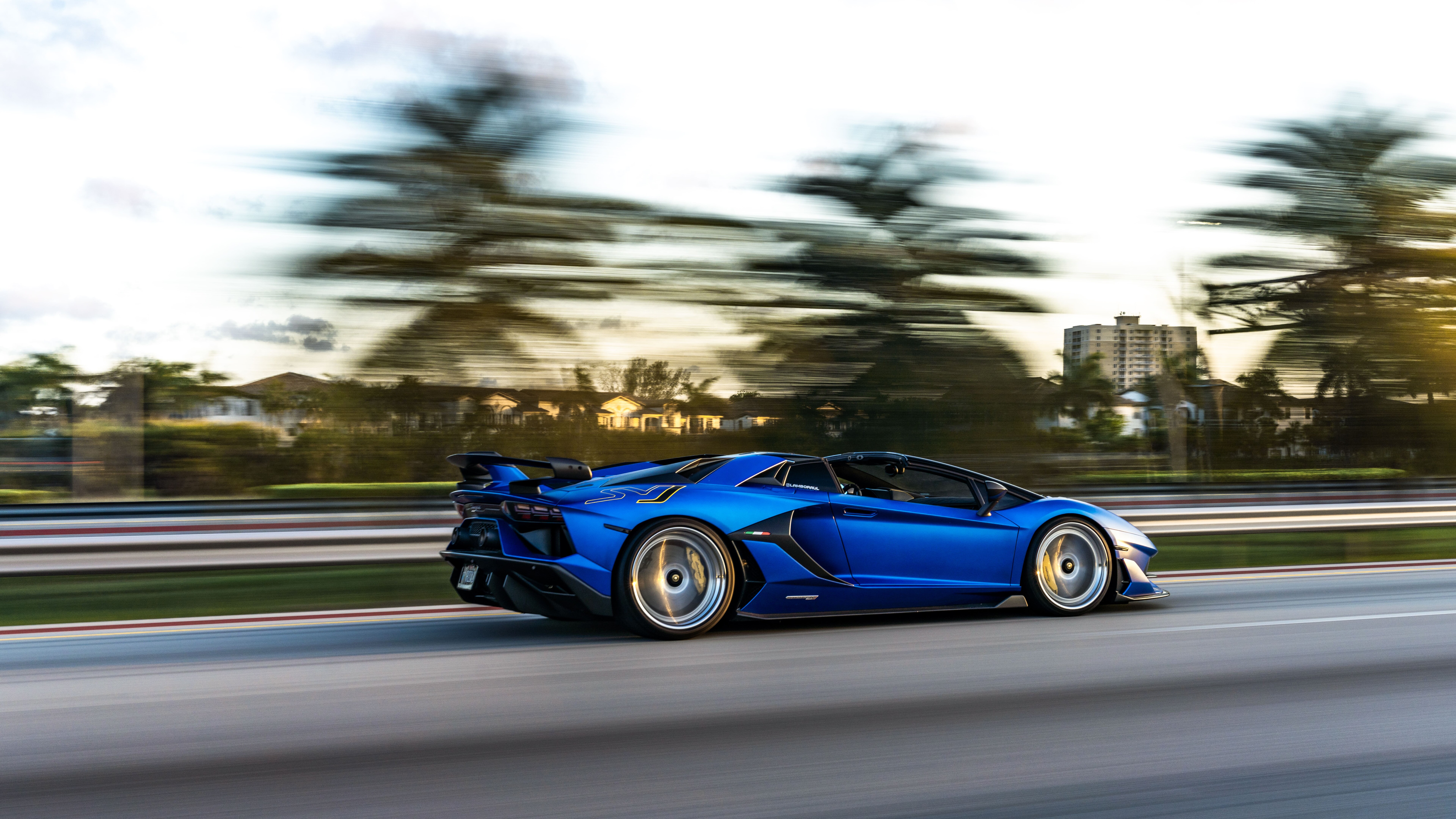 Un’immagine ravvicinata di una Lamborghini Aventador SVJ che mette in risalto la sua aggressiva carrozzeria aerodinamica e il suo lussuoso design.