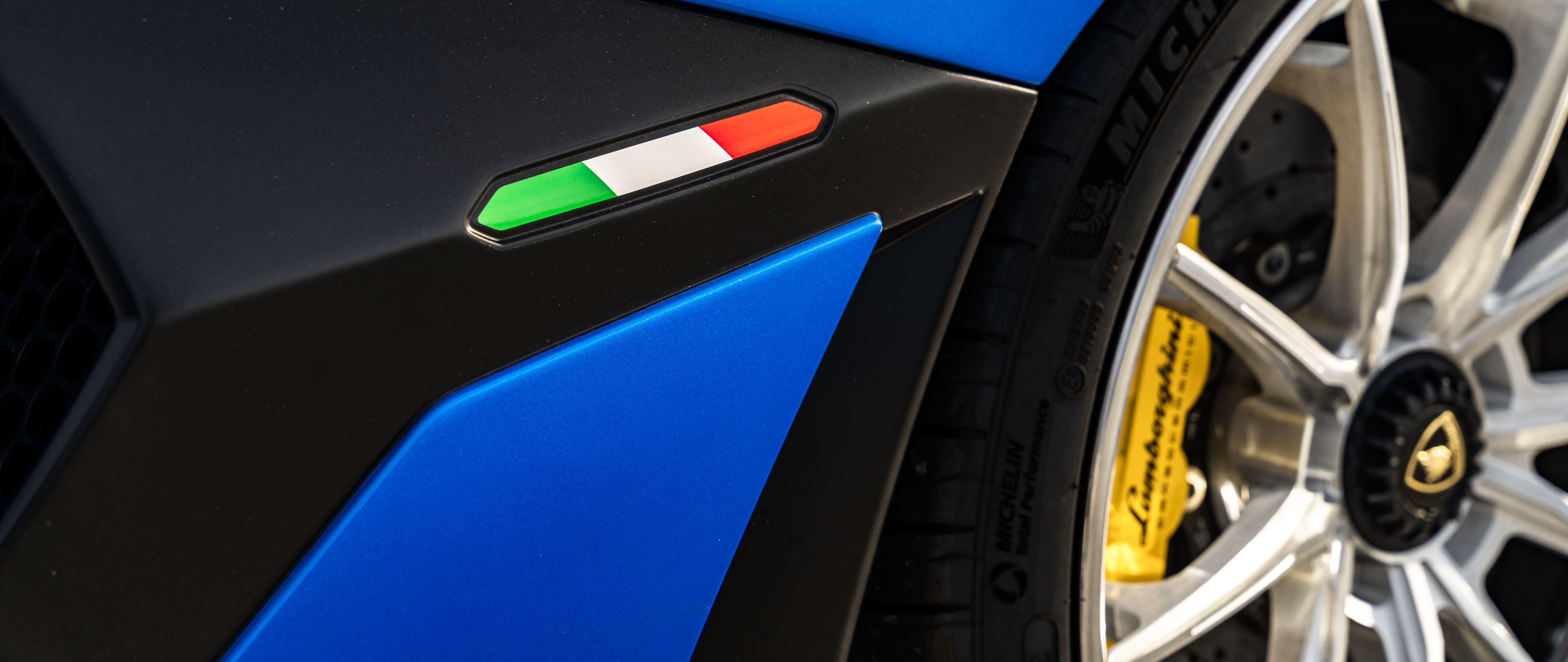 Una Lamborghini Aventador SVJ, supercar ad alte prestazioni, che mette in mostra la sua carrozzeria aerodinamica.