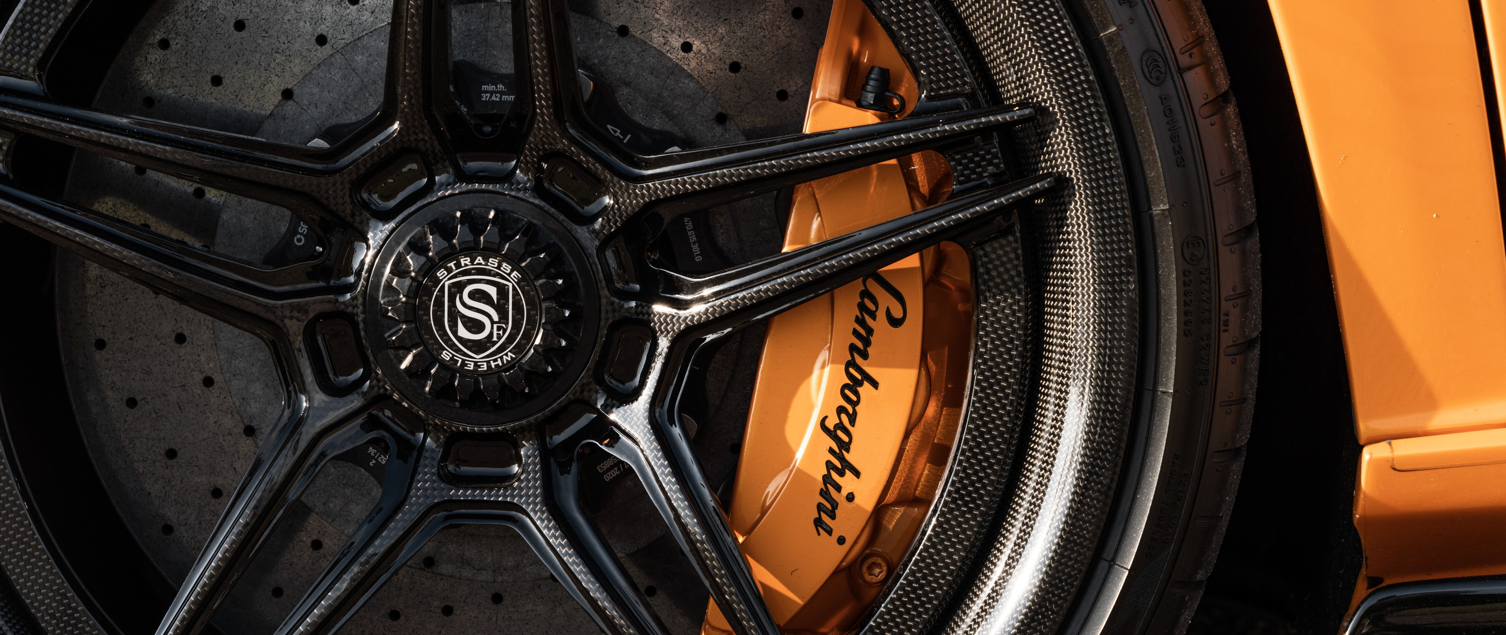 Una Lamborghini Aventador SVJ, supercar ad alte prestazioni, ripresa in un contesto dinamico.