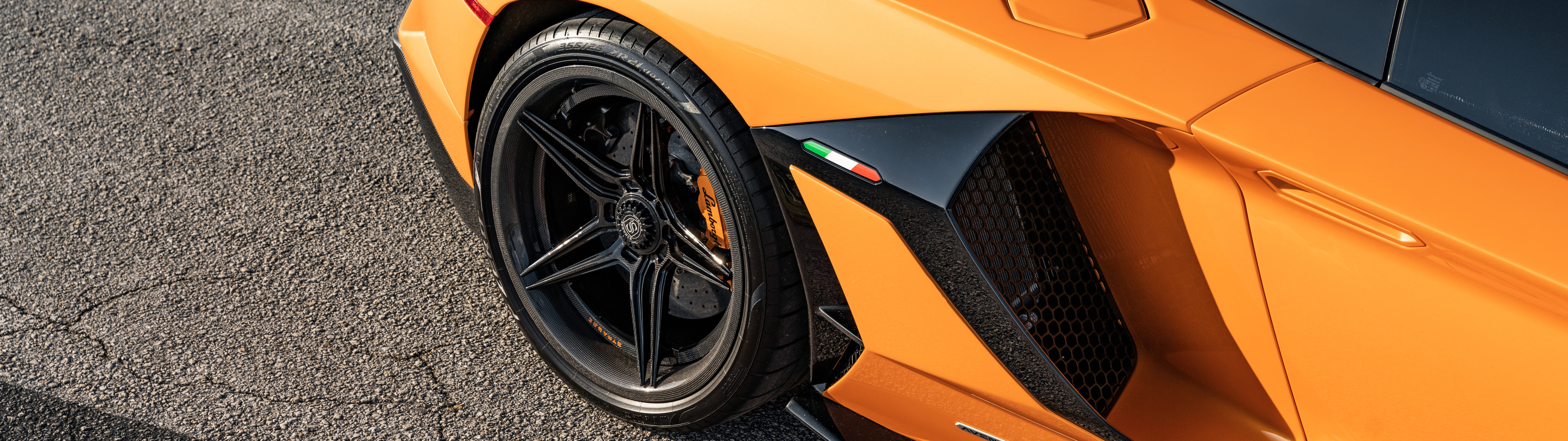 Una Lamborghini Aventador SVJ ad alte prestazioni, che mette in risalto il suo elegante design aerodinamico e le finiture di lusso.