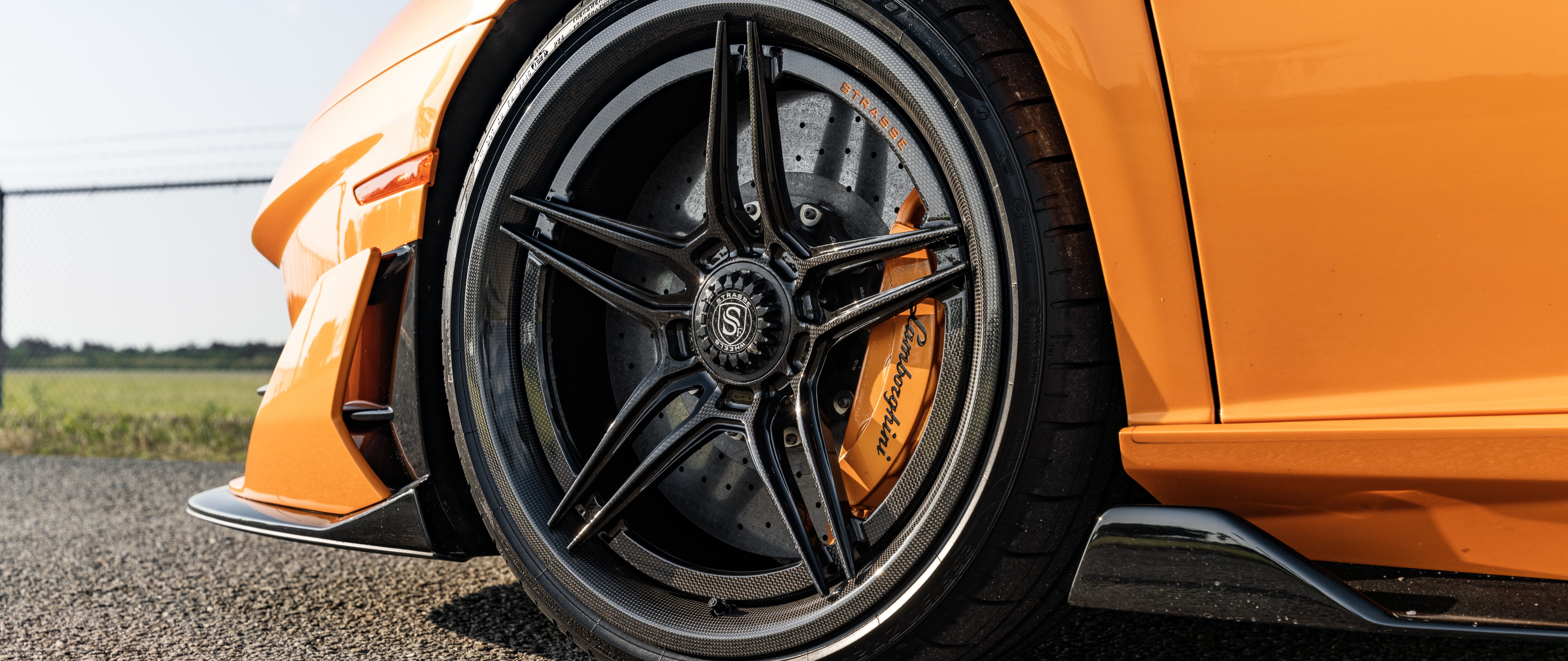 Una supercar Lamborghini Aventador SVJ ad alte prestazioni, caratterizzata dalla sua iconica carrozzeria aerodinamica e dal design aggressivo.