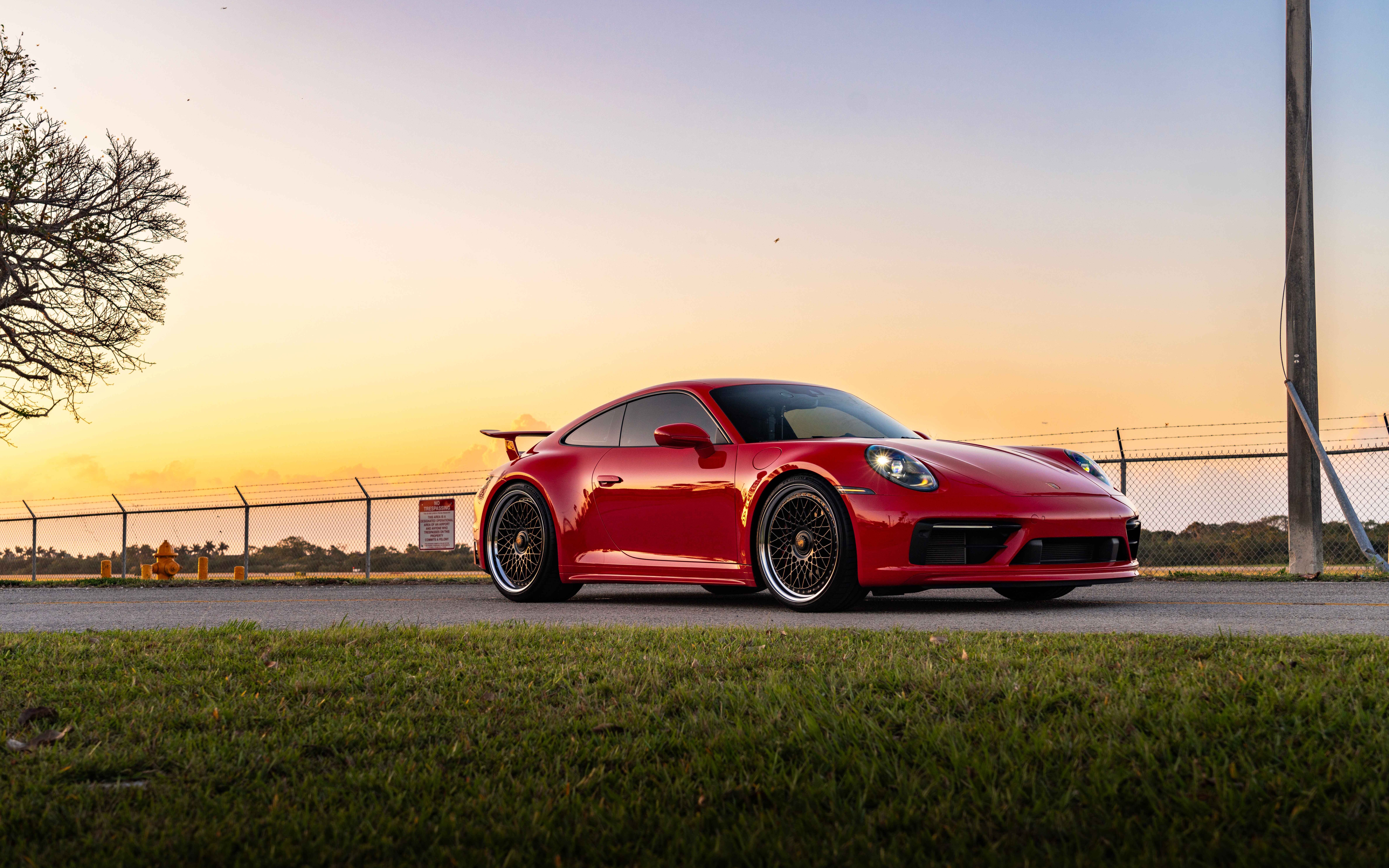 Una Porsche 992 GTS, elegante e potente, che mette in mostra il suo design aerodinamico e moderno.