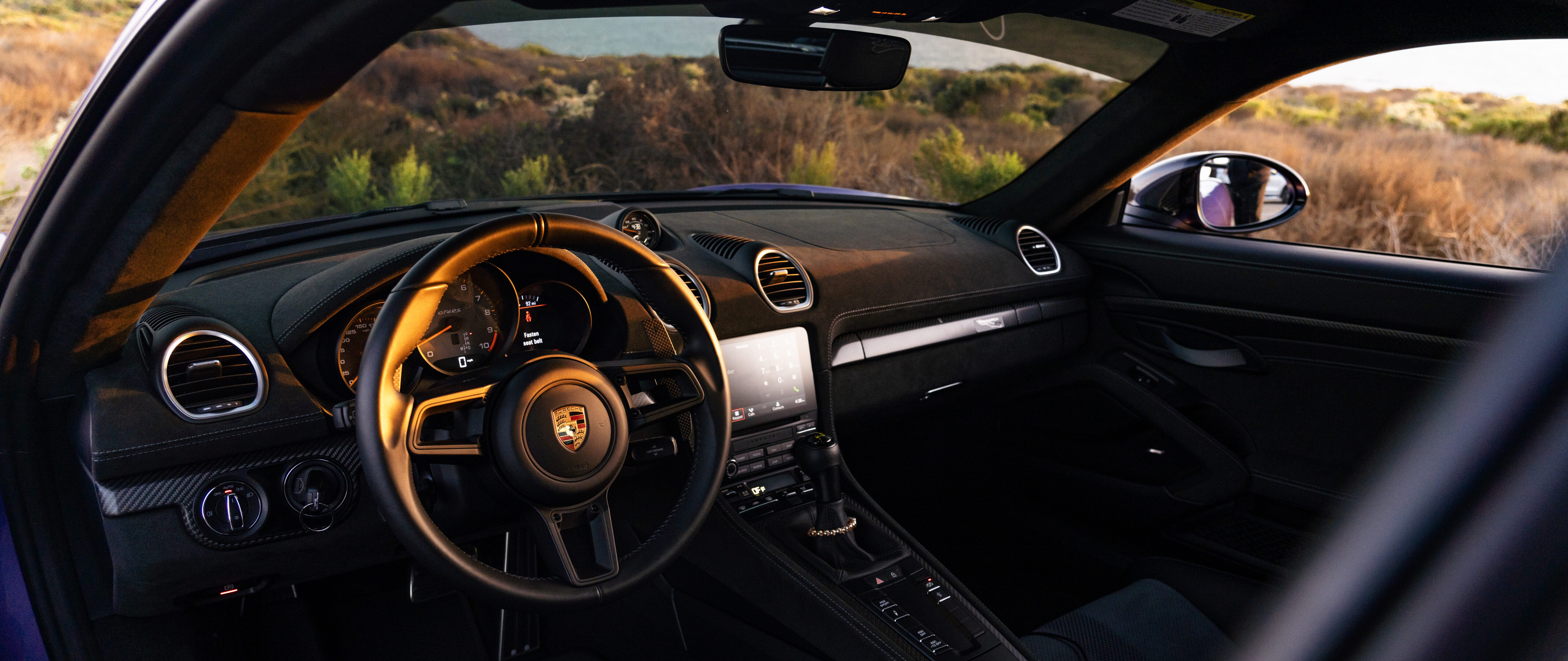 Una Porsche GT3 RS, elegante e potente, che mette in mostra il suo design aerodinamico.