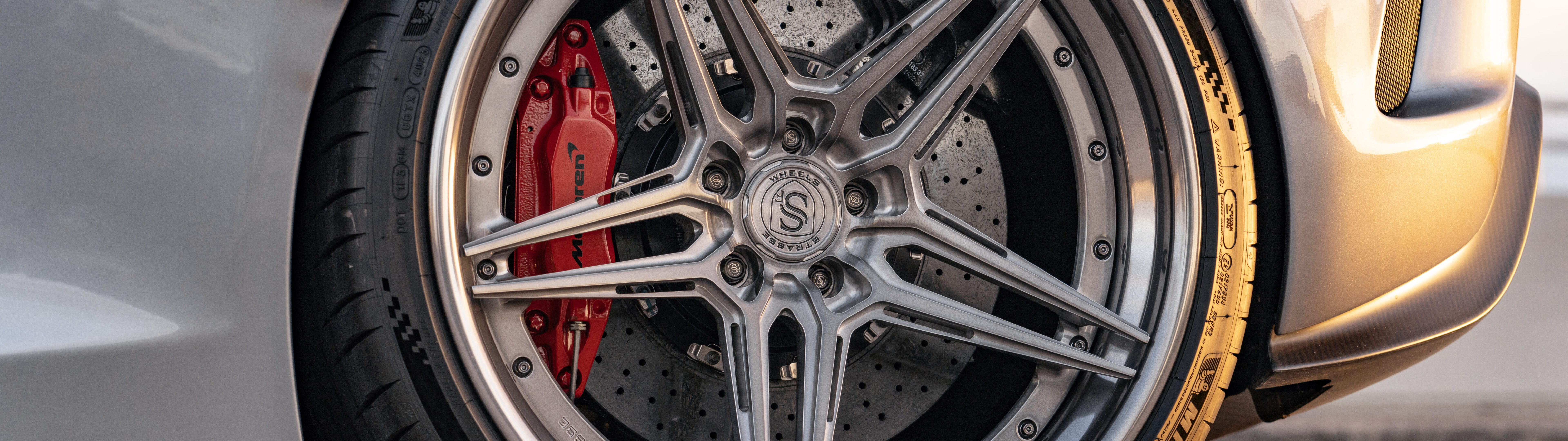 Una supercar McLaren dalle prestazioni elevate, caratterizzata da linee aerodinamiche eleganti e un design moderno.