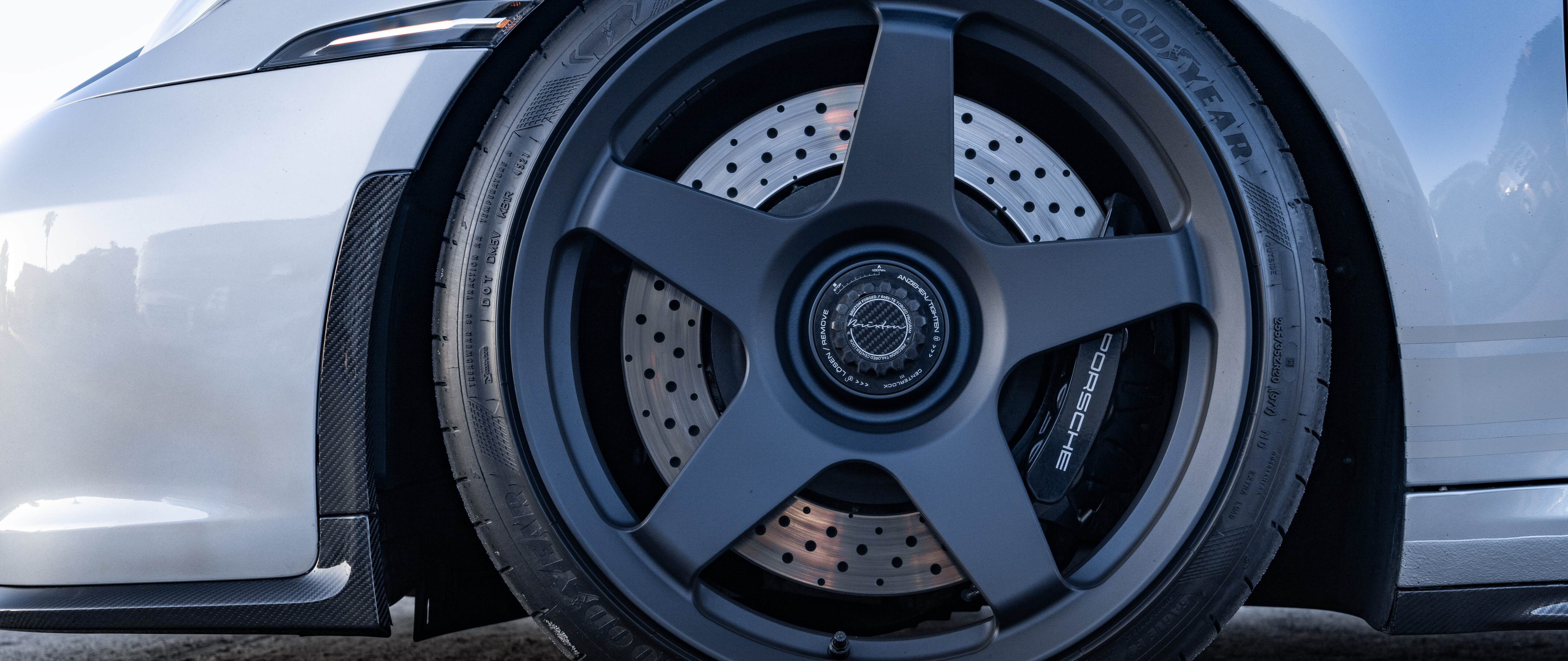 Un primo piano dettagliato di una Porsche GT3 RS, un’auto sportiva ad alte prestazioni.