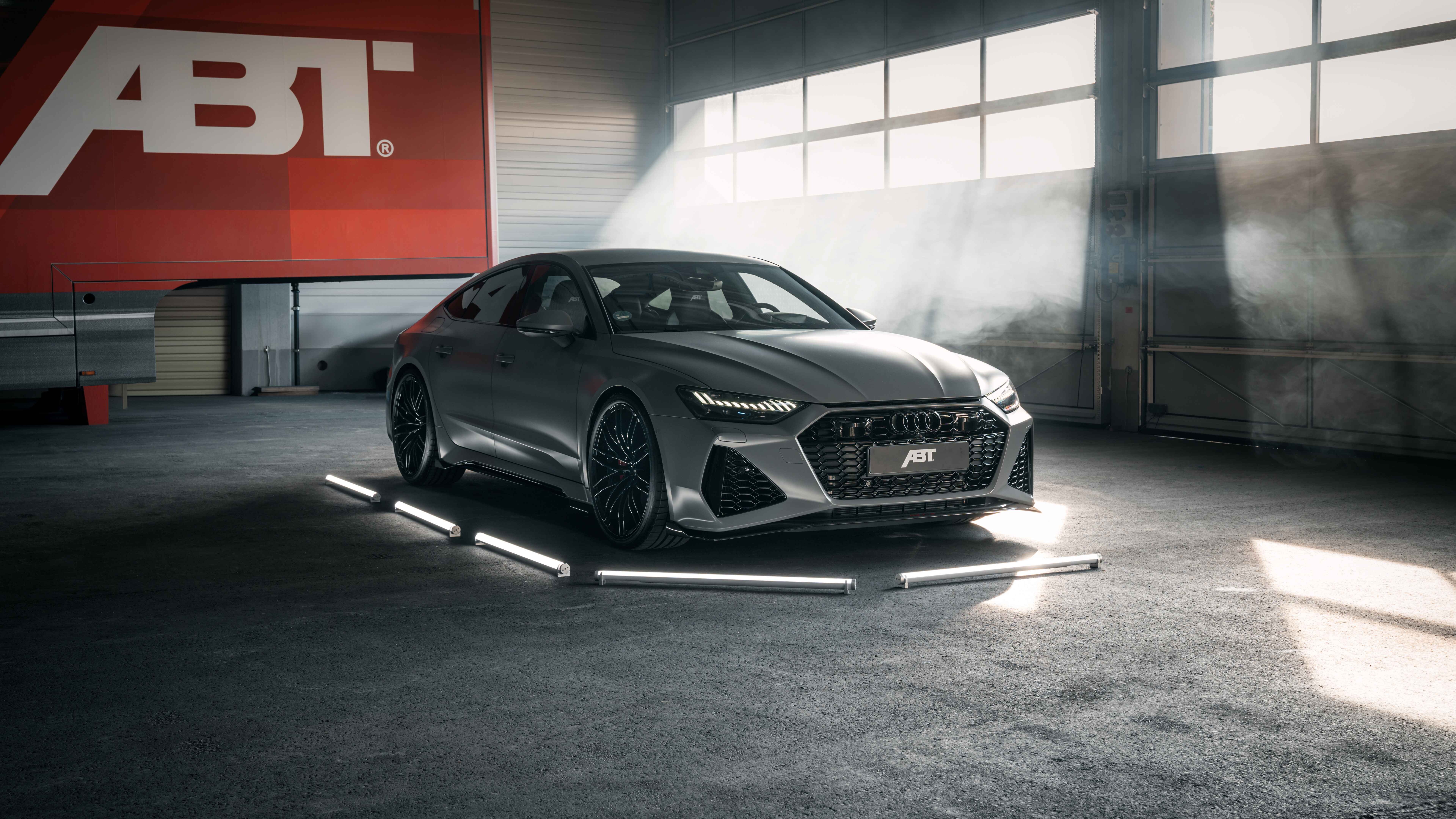 Un’Audi RS7, lussuosa auto sportiva ad alte prestazioni, caratterizzata da un design elegante e aerodinamico e da una vernice metallizzata.