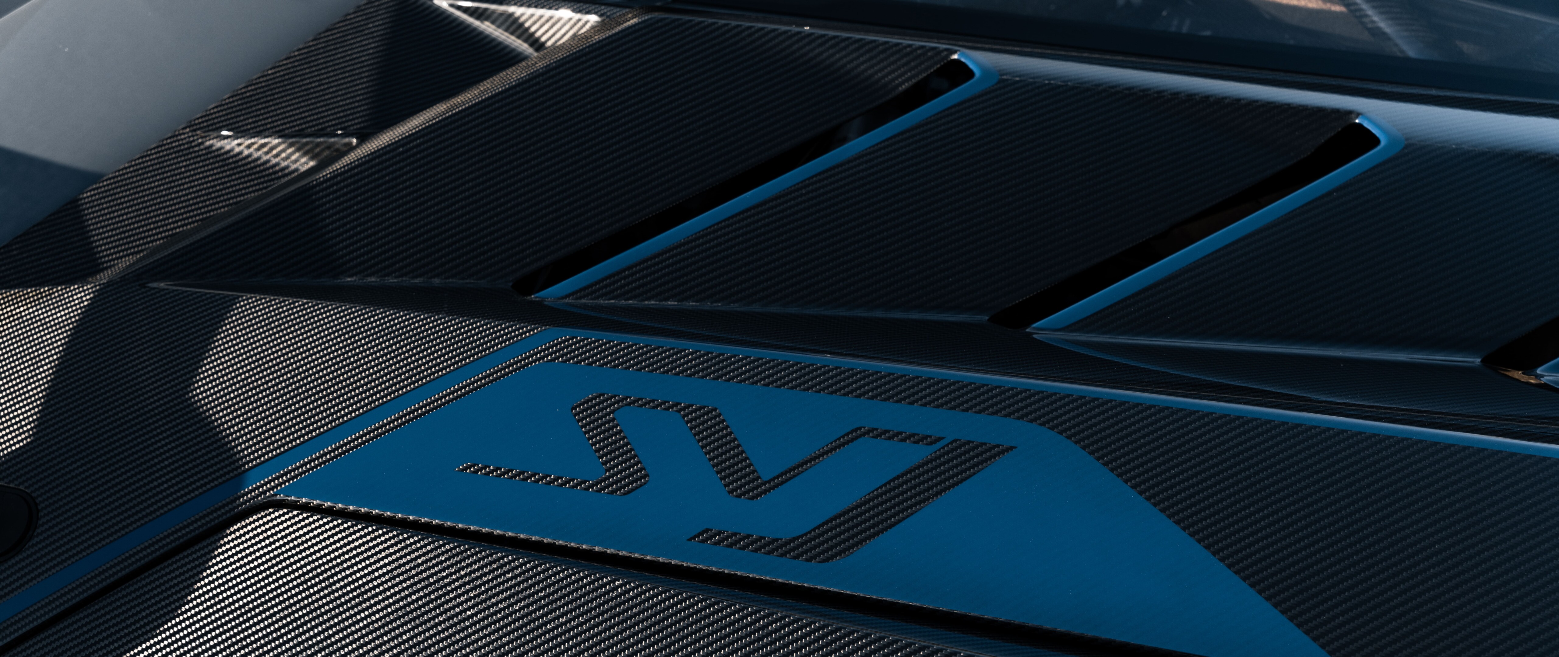 Una supercar Lamborghini dalle prestazioni elevate, caratterizzata da una carrozzeria aerodinamica e filante e da una finitura esterna di alta qualità.