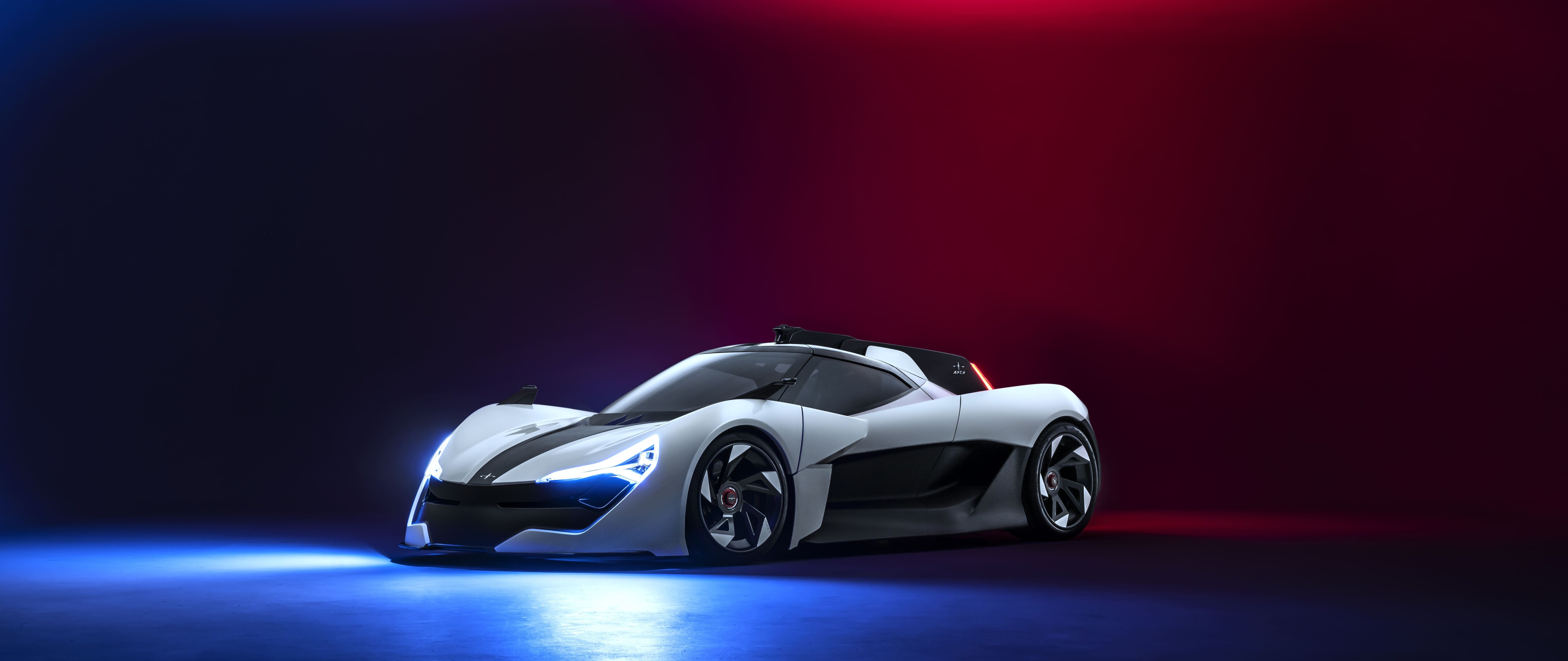 Un’elegante e aerodinamica auto sportiva moderna, presentata in un ambiente che ricorda un vero studio fotografico professionale.