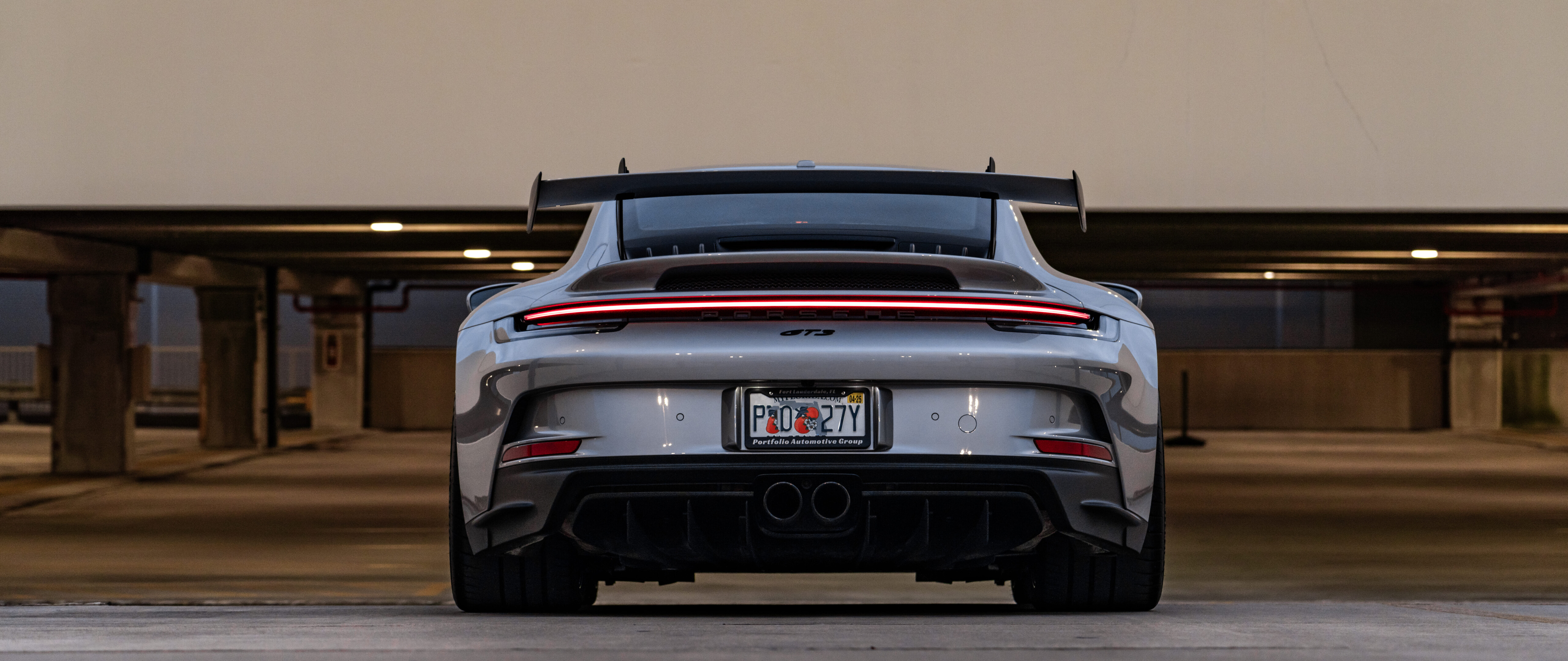 Un primo piano dettagliato di una Porsche 911 GT3 RS, un’auto sportiva ad alte prestazioni.