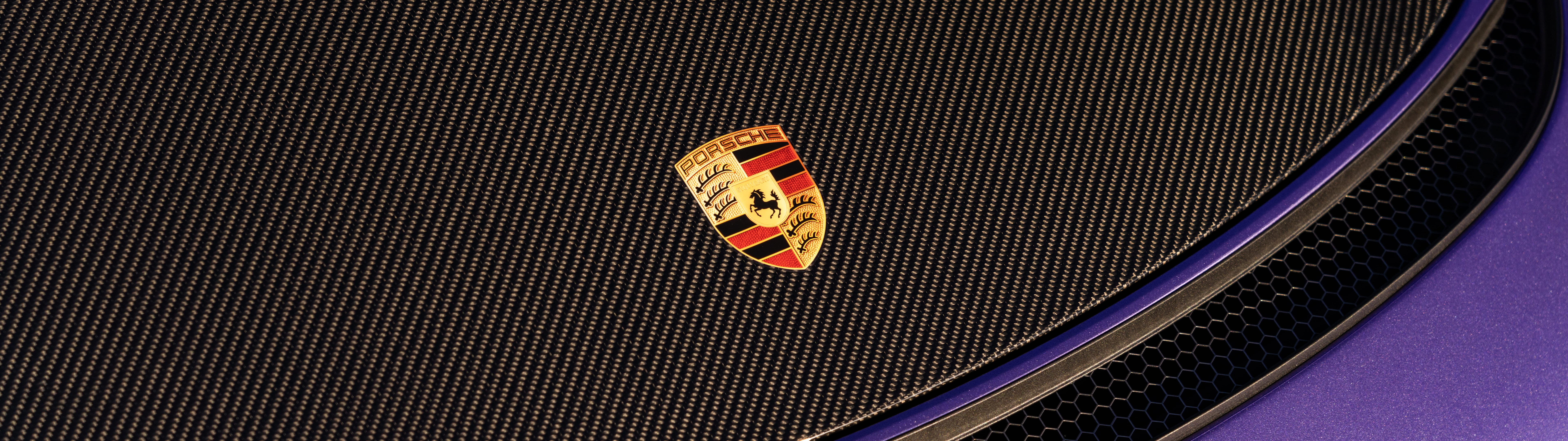 Una Porsche GT3 RS, vettura sportiva ad alte prestazioni, che mette in risalto le sue caratteristiche aerodinamiche e il suo design aggressivo.