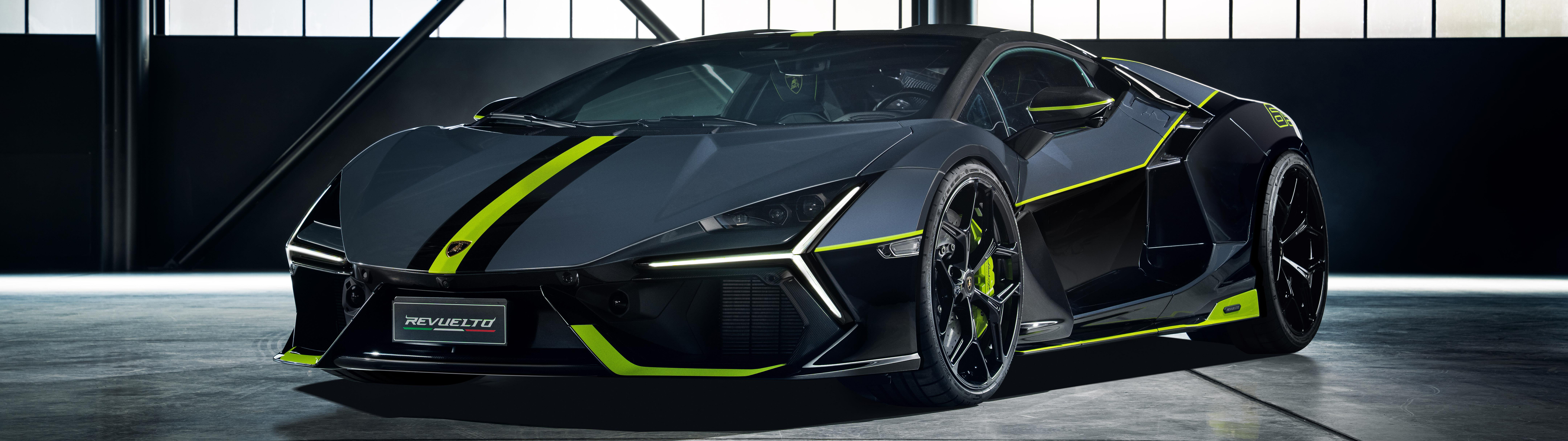 Un prototipo elegante, interamente nero, che unisce il design aerodinamico di una Ducati Panigale V4 alla silhouette aggressiva di una supercar Lamborghini.