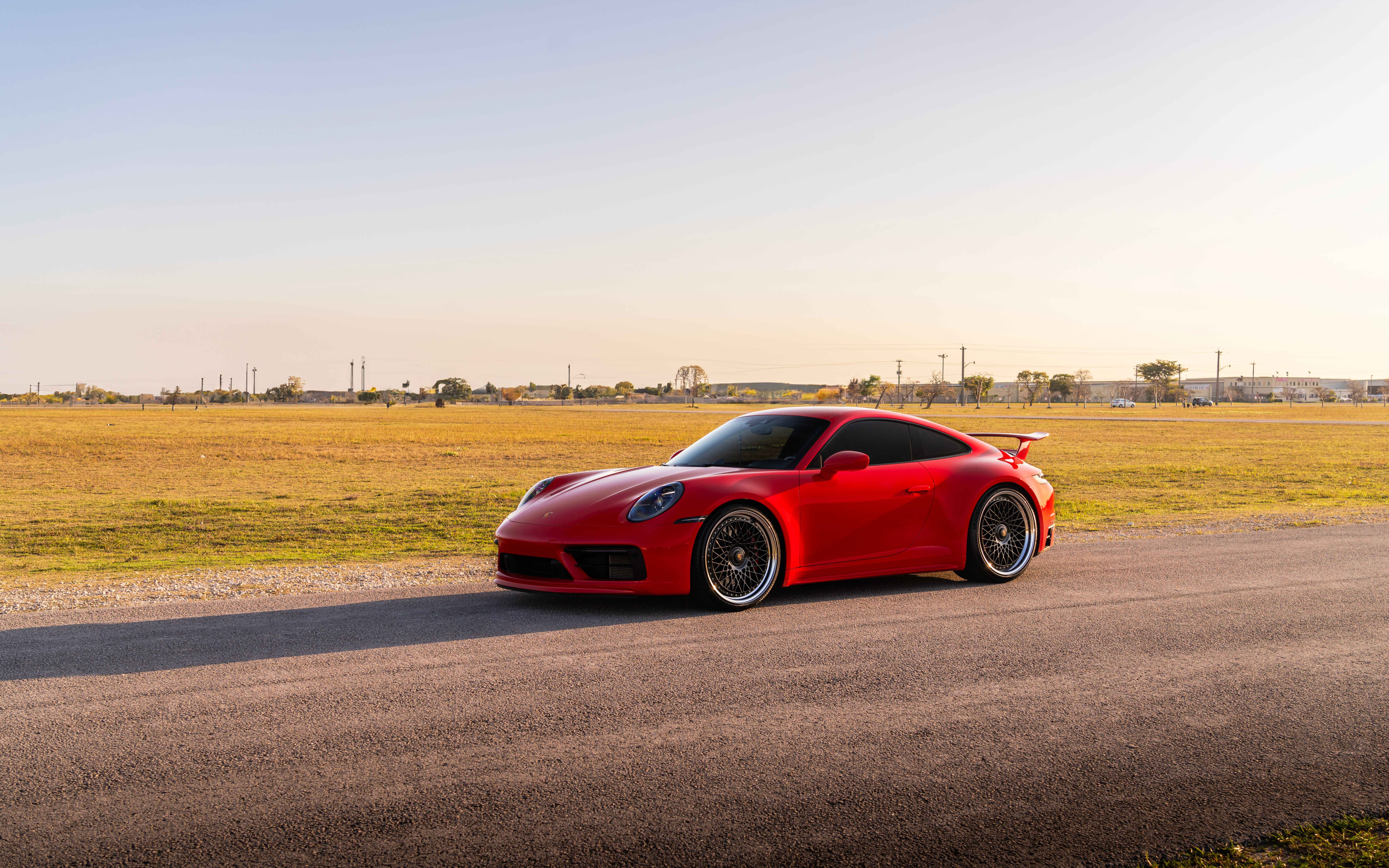 Una Porsche 992 GTS, elegante e potente, un’auto sportiva caratterizzata da un design aerodinamico moderno e da finiture di lusso.