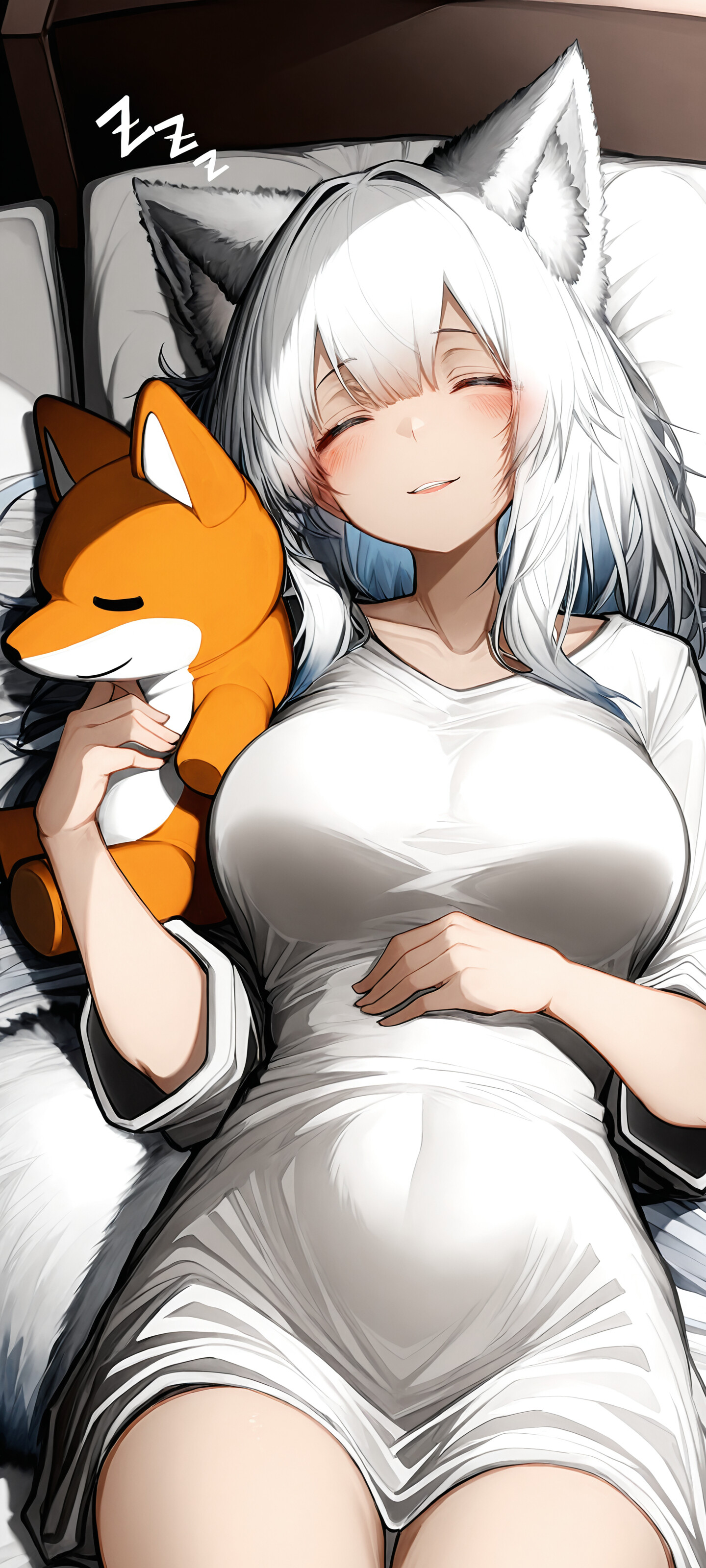 Una vista dall’alto mostra Shinano, la ragazza-volpe in stile anime proveniente da Azur Lane, che dorme serenamente nel suo letto. Ha lunghi capelli bianchi, un sorriso dolce ed è circondata da adorabili peluche a forma di volpe in una stanza illuminata dal sole.
