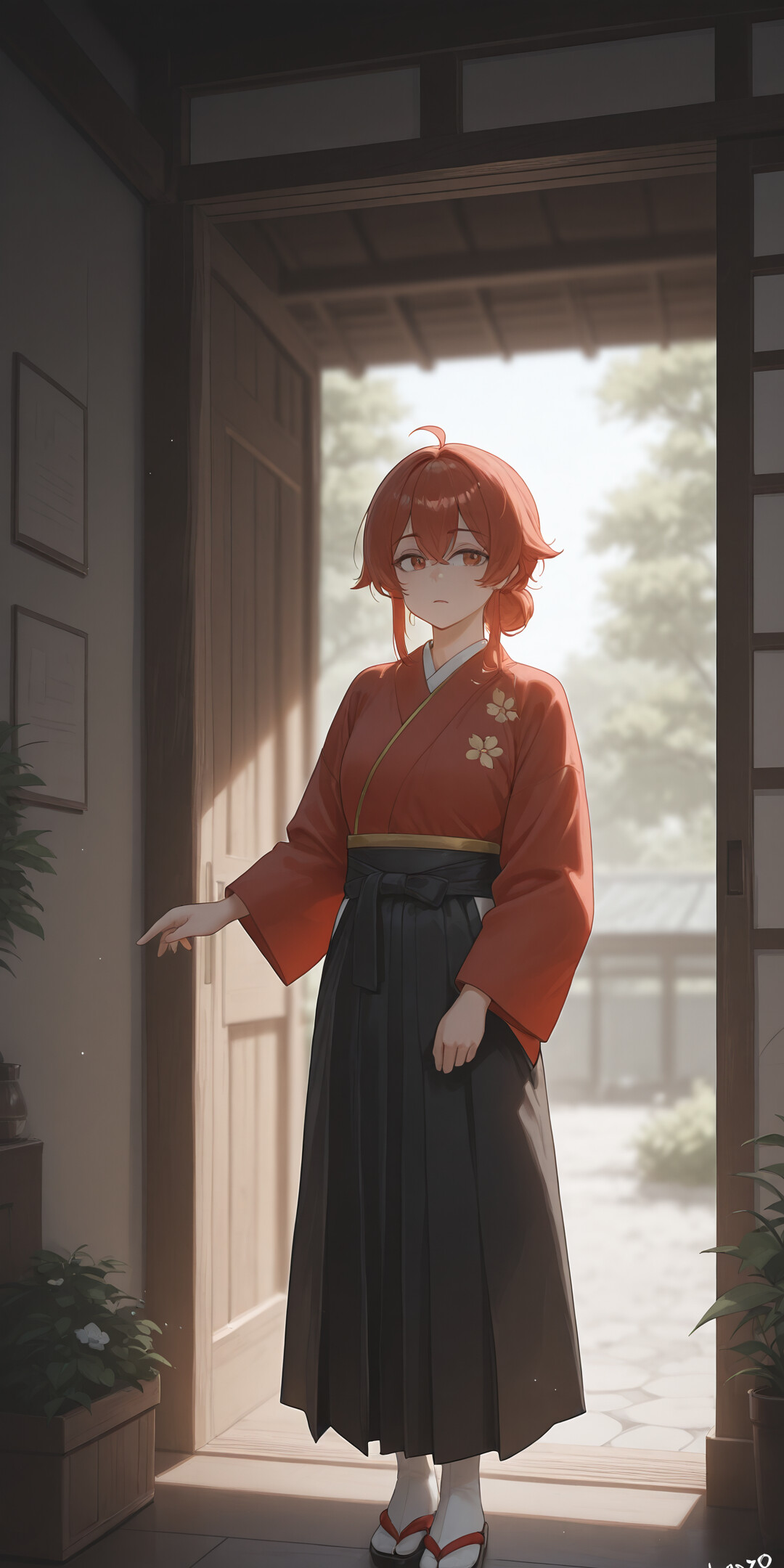 Una giovane donna, con lunghi capelli biondi e vestita con un lungo abito bianco, è in piedi di fronte a una porta verde scuro. Tiene qualcosa tra le mani ed è affiancata da due grandi piante in vaso, sotto un cielo soleggiato.