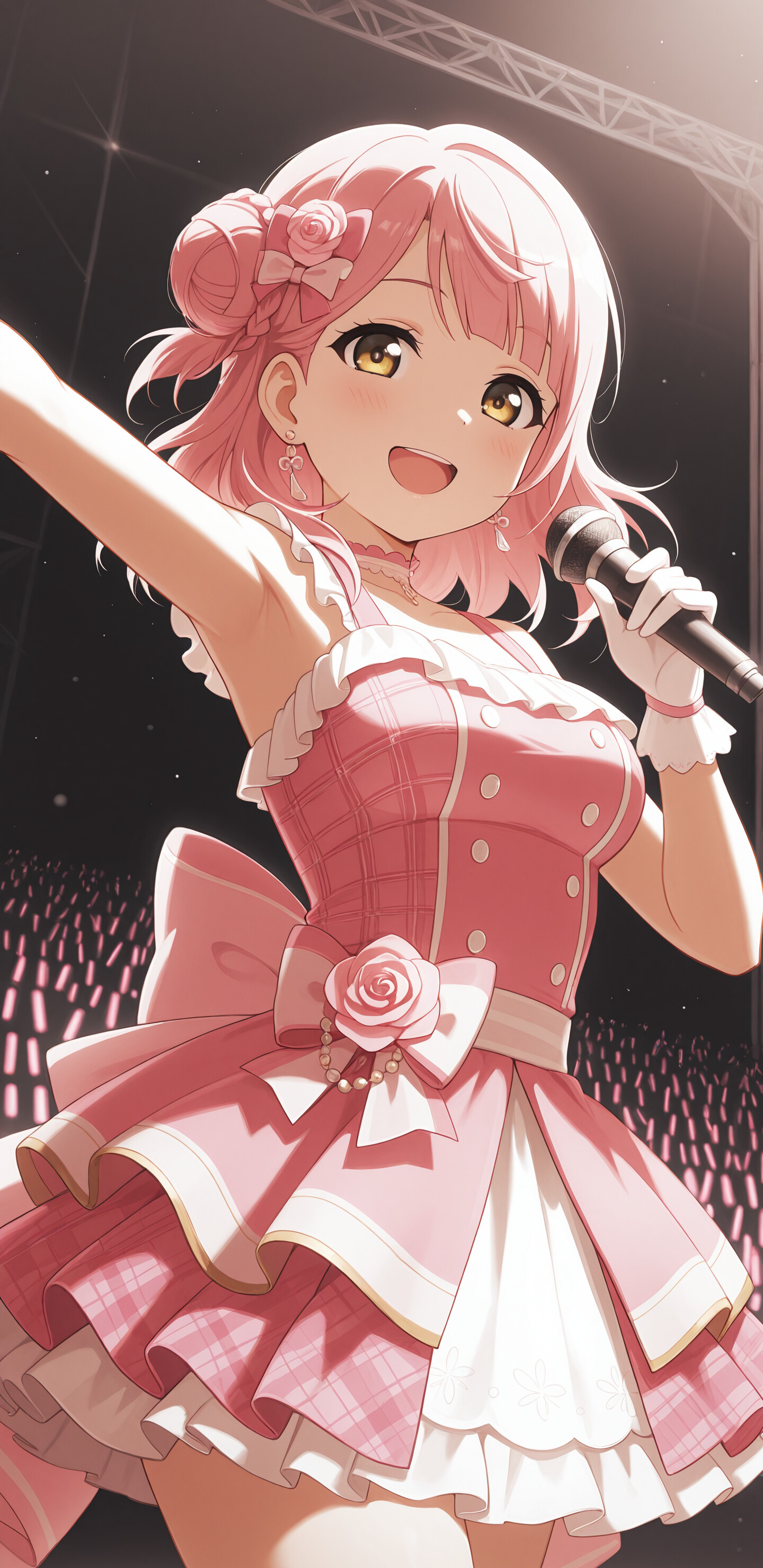 Ayumu Uehara, del gruppo Love Live! Nijigasaki High School Idol Club, sorride radiosa mentre canta al microfono sul palco, indossando un elaborato costume da idol rosa e bianco, decorato con motivi a forma di rosa.
