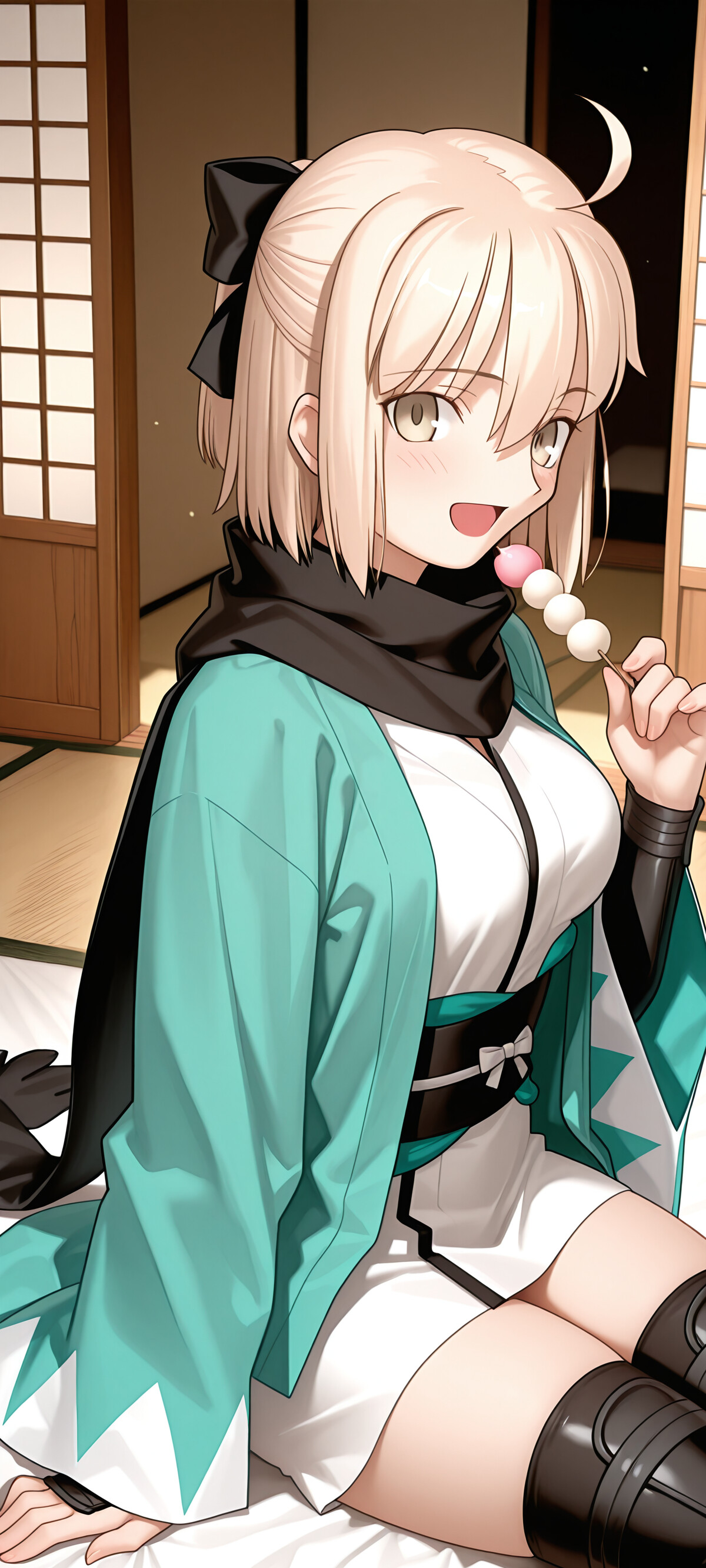 Okita Souji, un personaggio femminile dell’anime Fate/Grand Order, è una giovane donna con i capelli biondi corti e un fiocco nero. È seduta su un tappeto di tatami, indossa un haori turchese e un kimono bianco, e sorride mentre tiene in mano uno spiedino di dango arancioni.